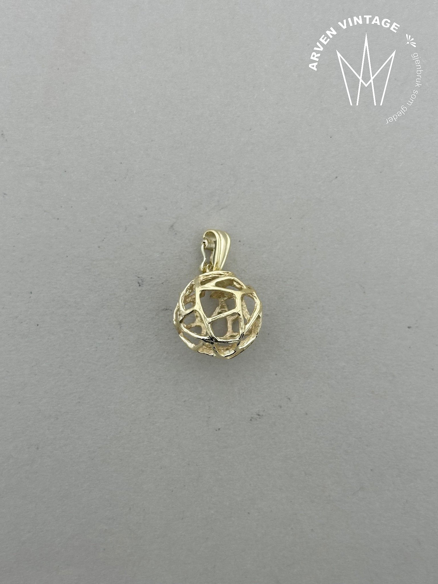Vintage pendant yellow gold
