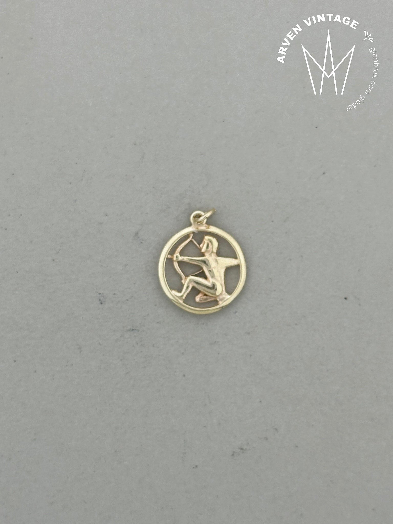 Vintage Sagittarius pendant yellow gold