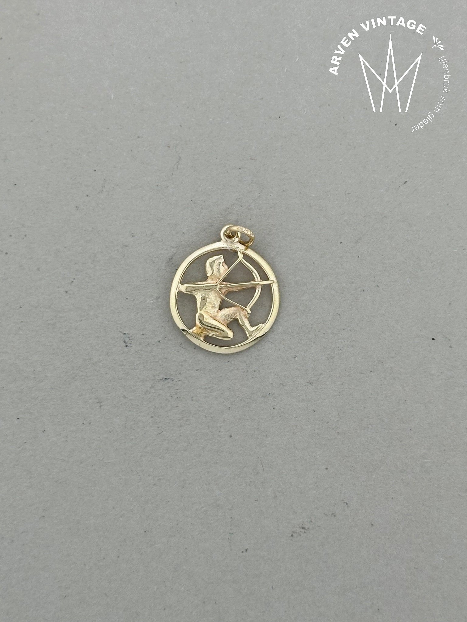 Vintage Sagittarius pendant yellow gold