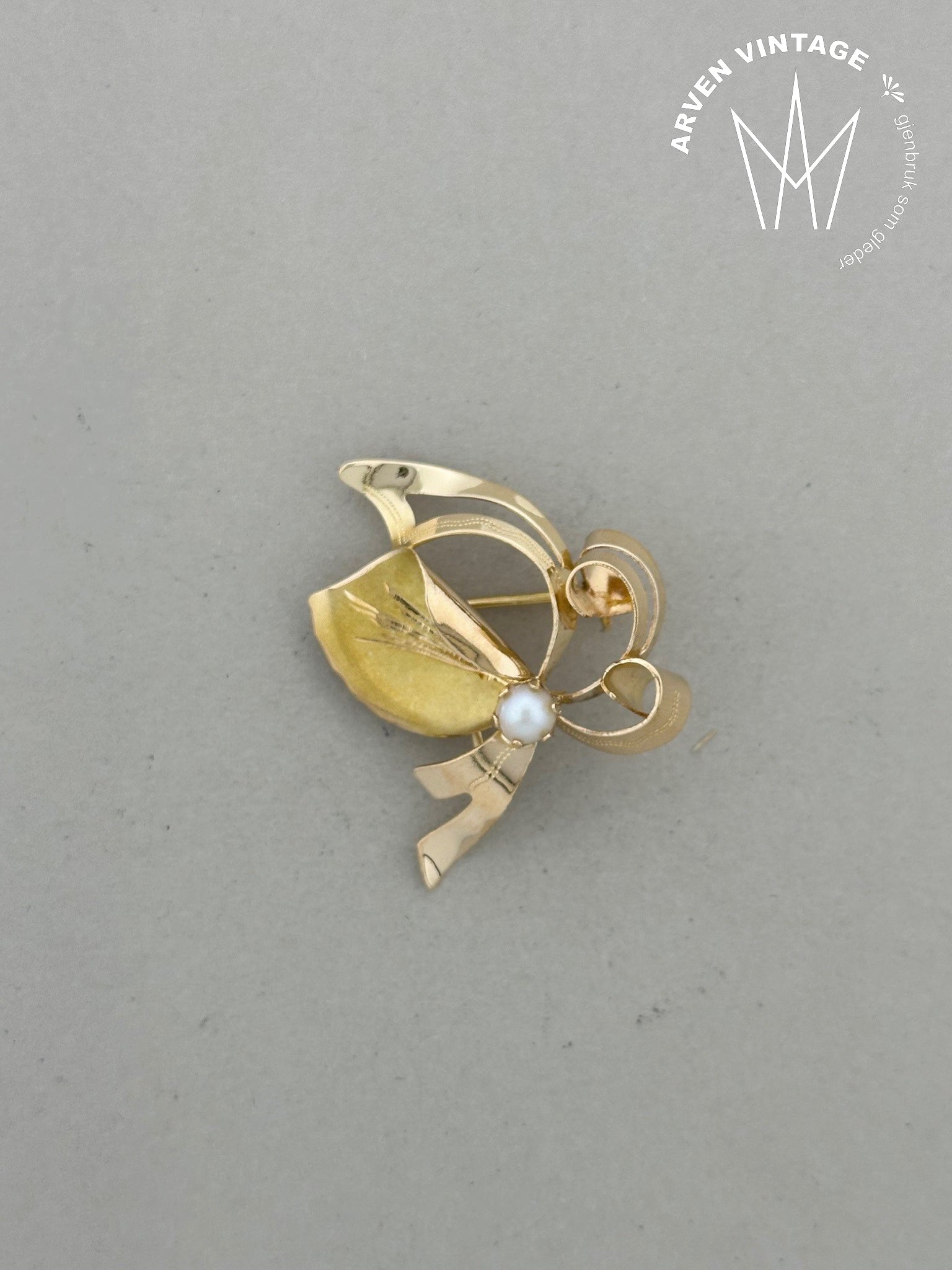 Vintage pearl brooch 18K yellow gold