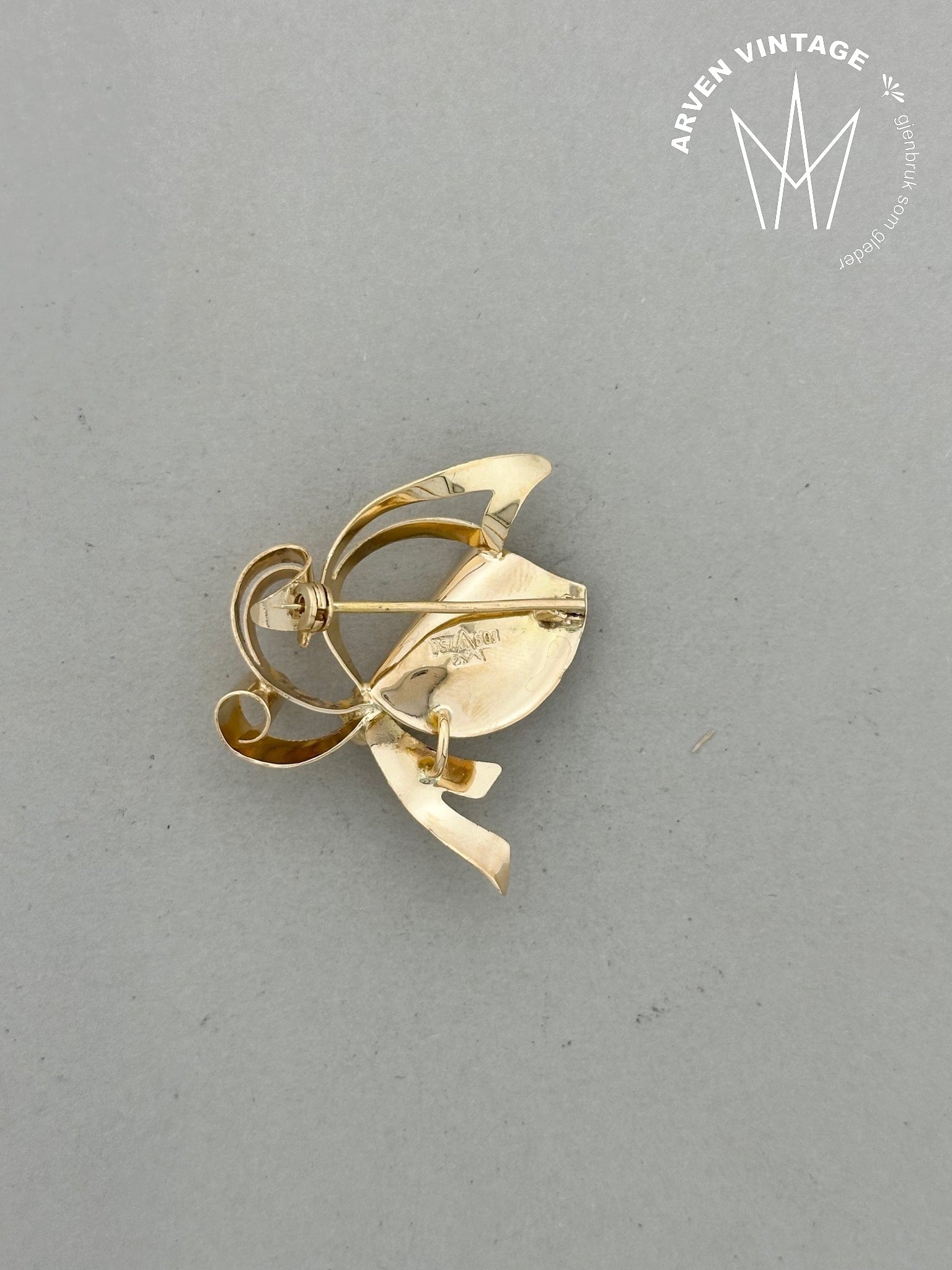 Vintage pearl brooch 18K yellow gold