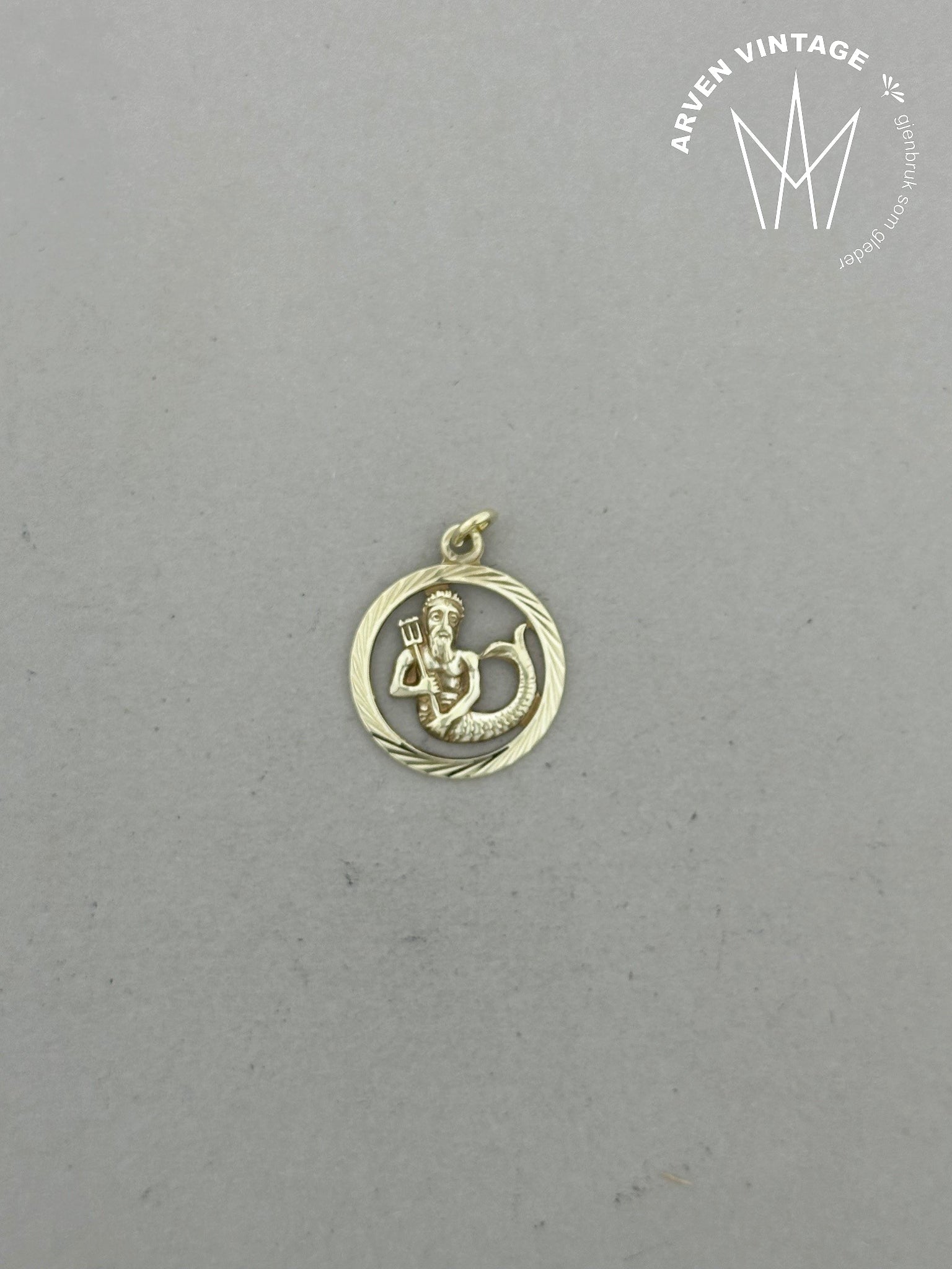 Vintage Aquarius pendant yellow gold