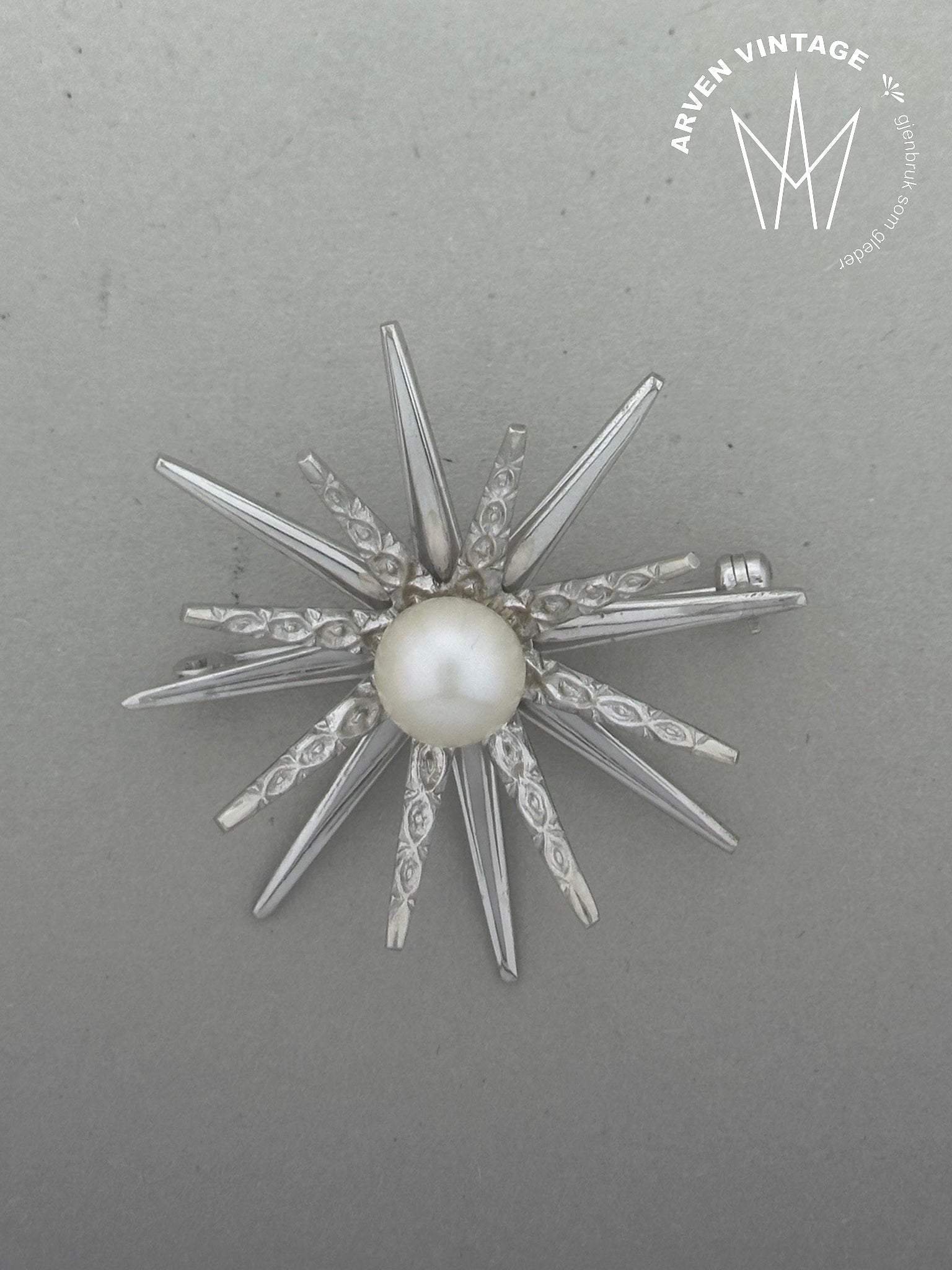 Vintage 18K white gold pearl brooch
