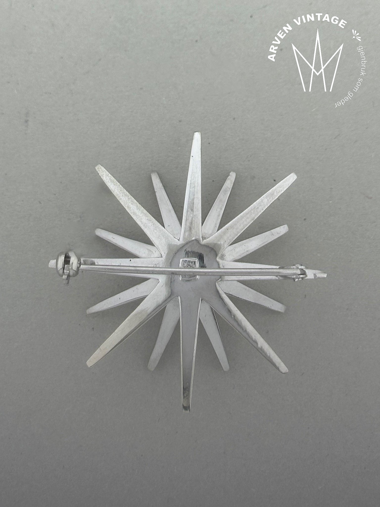 Vintage 18K white gold pearl brooch