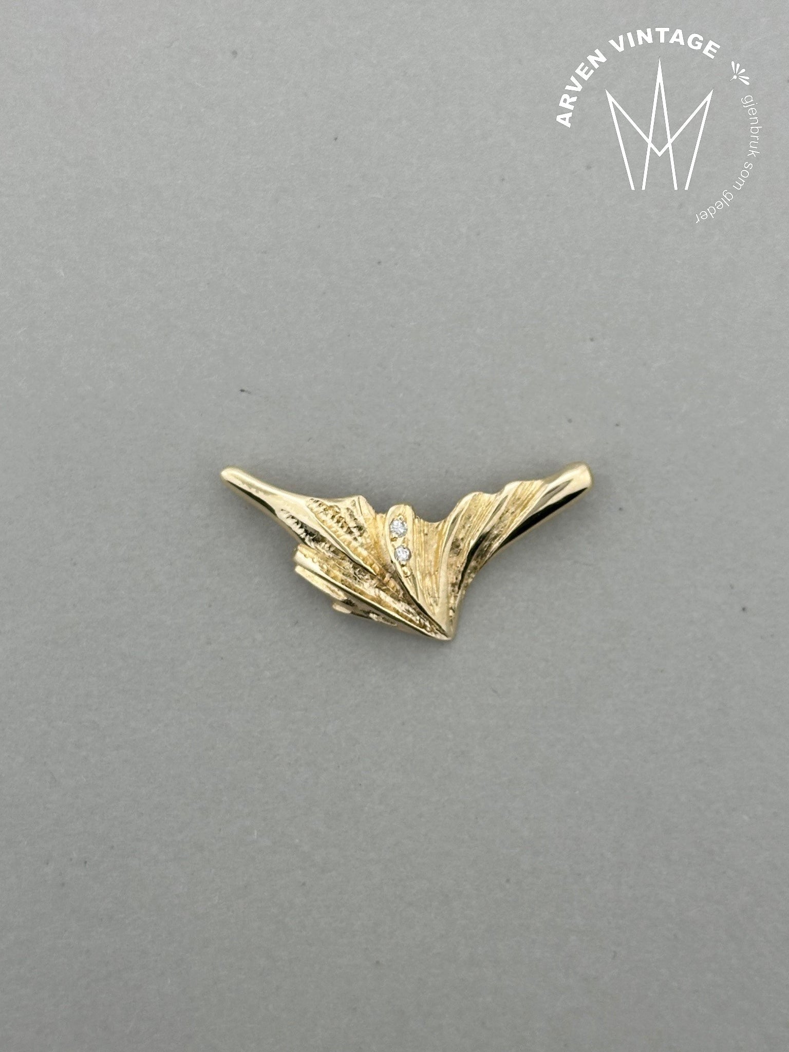 Vintage diamond pendant yellow gold