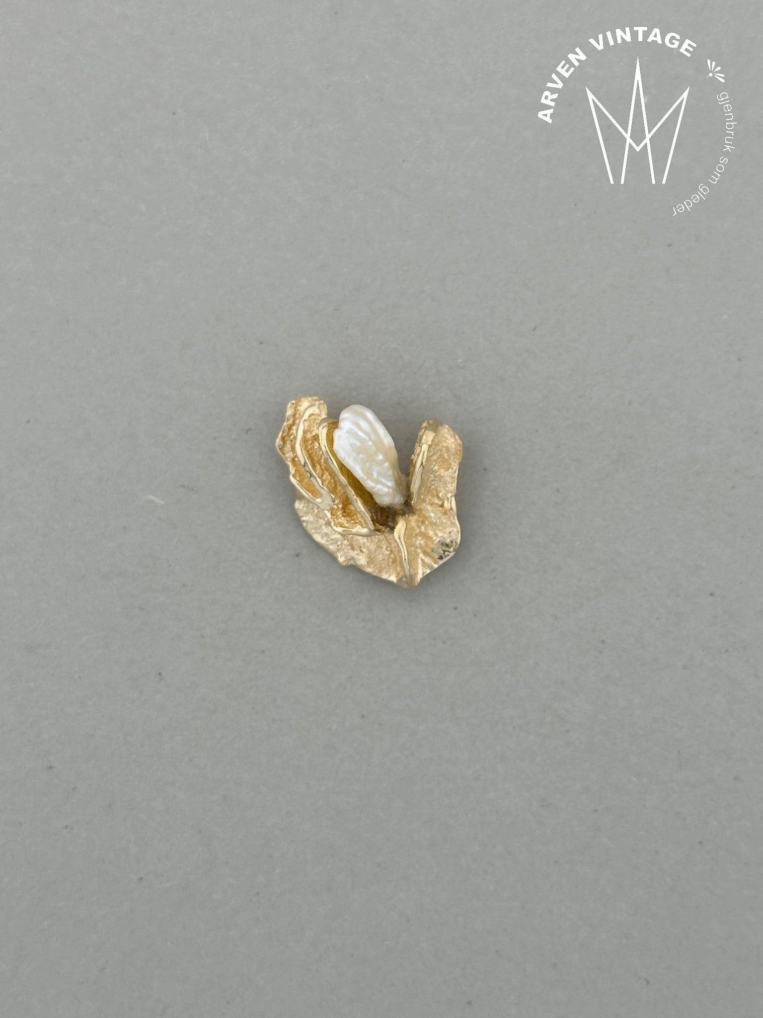 Vintage pearl pendant yellow gold