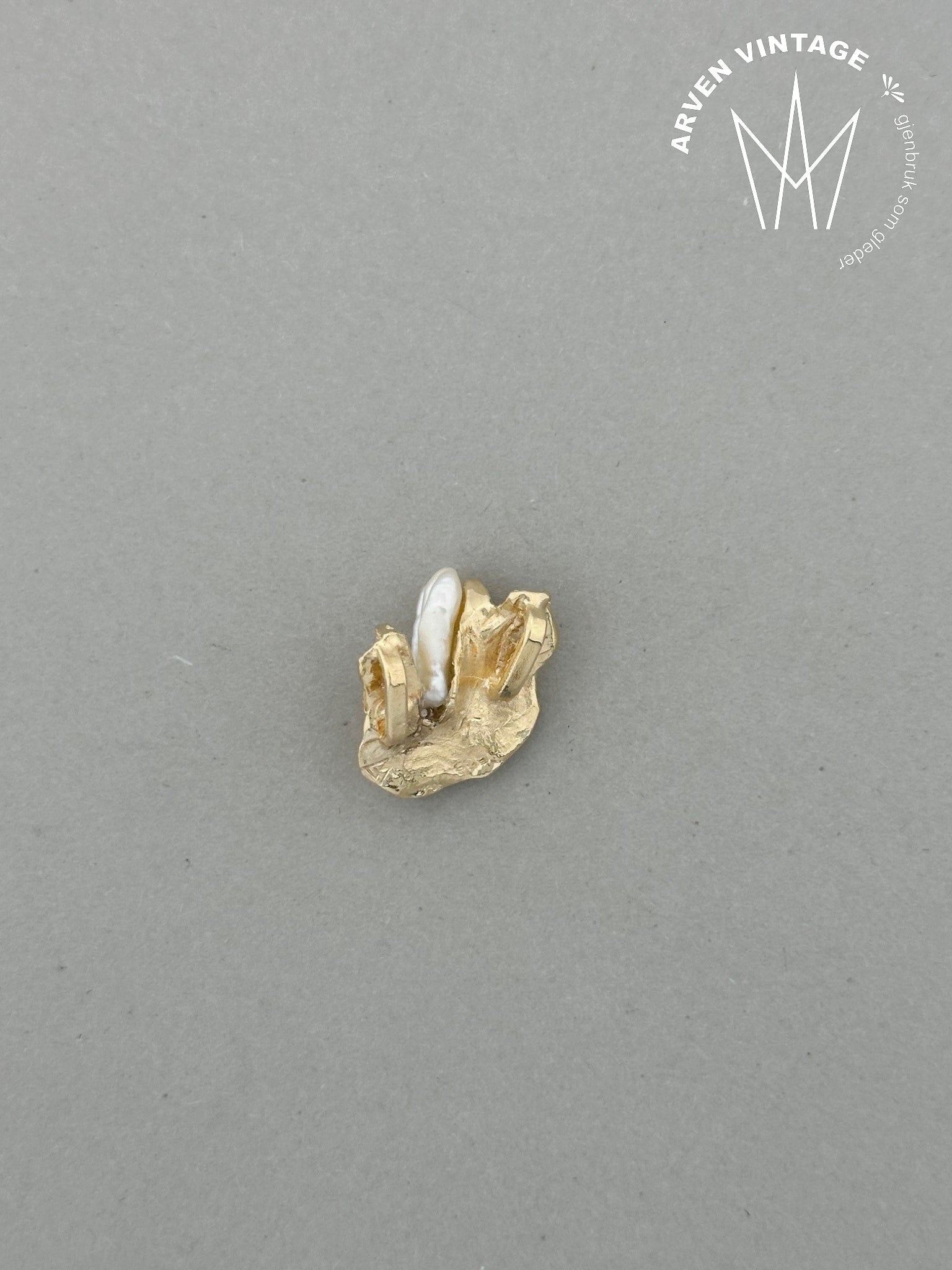 Vintage pearl pendant yellow gold