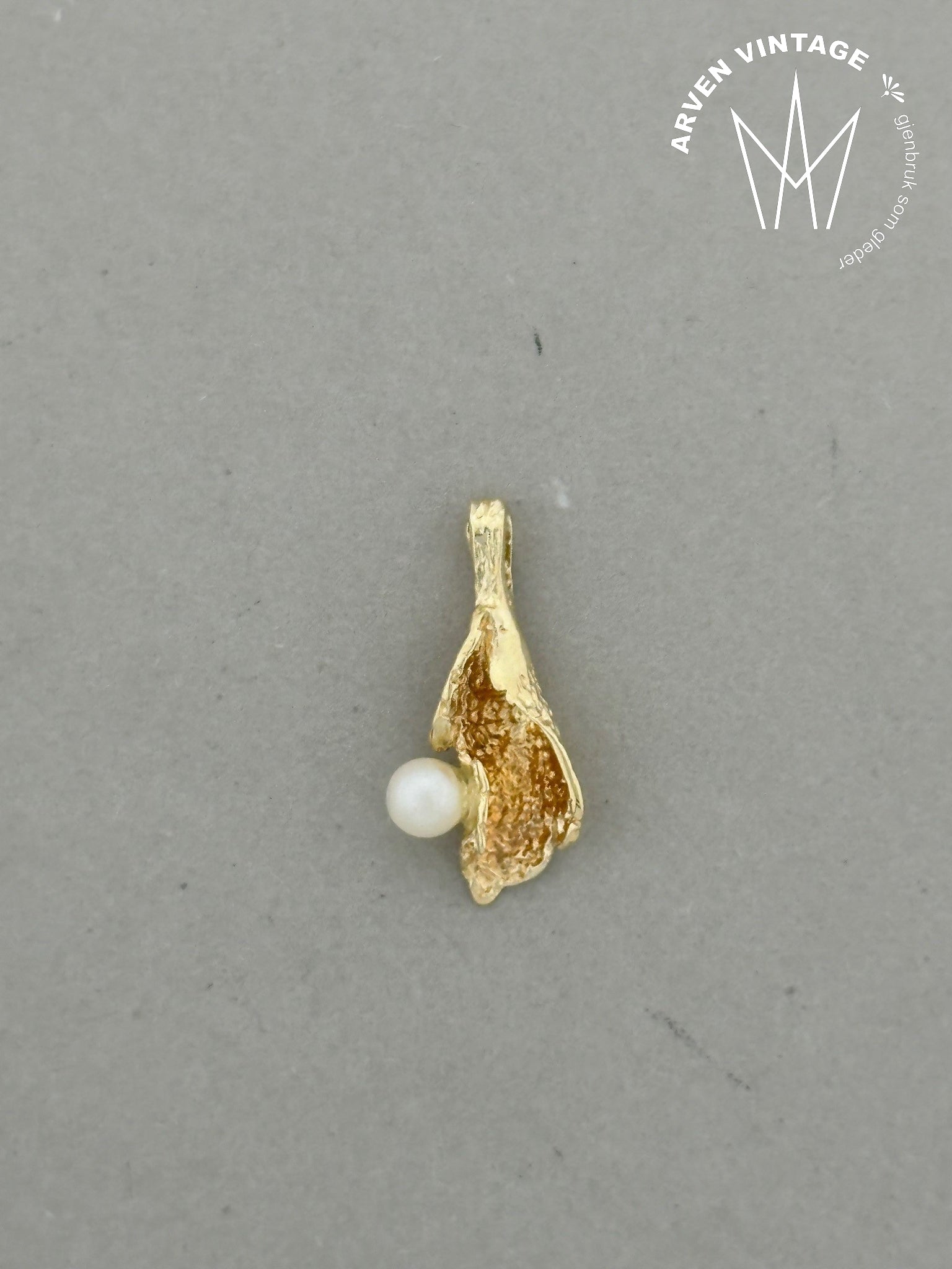 Vintage pearl pendant yellow gold