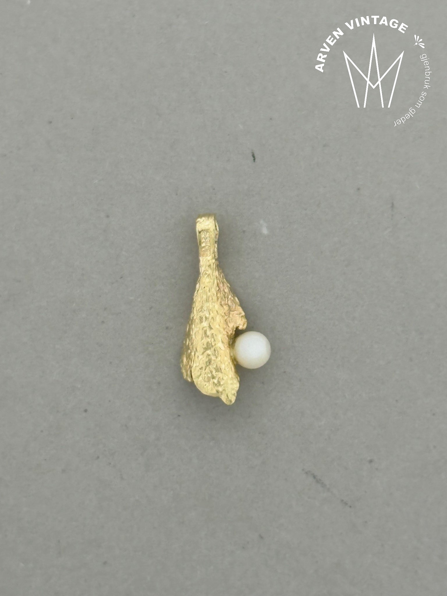 Vintage pearl pendant yellow gold