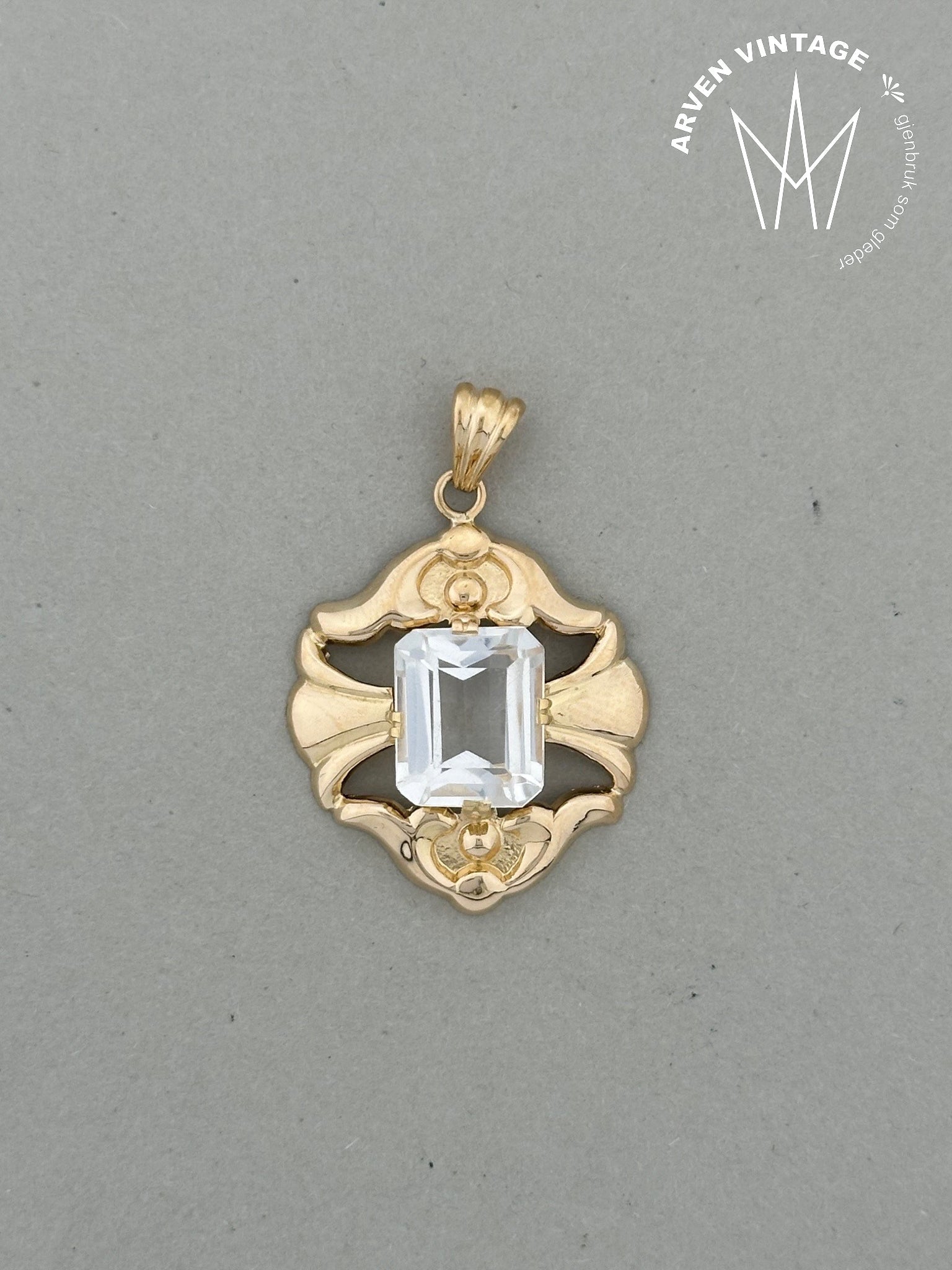 Vintage pendant with shiny stone yellow gold