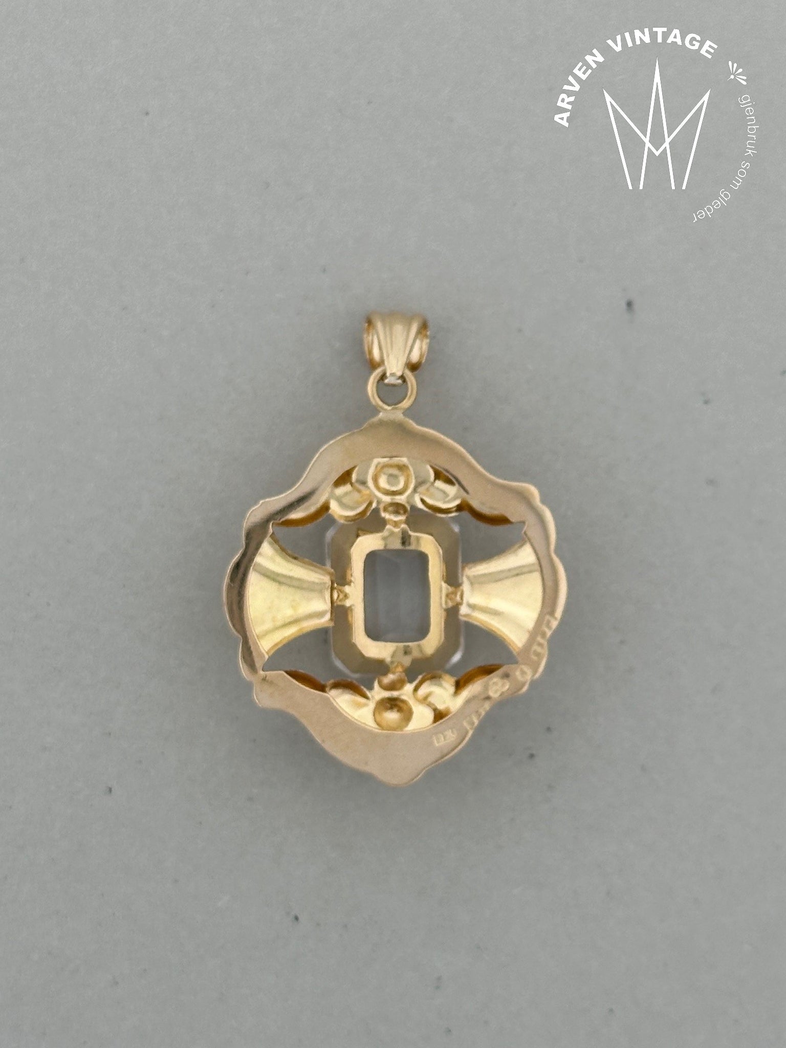 Vintage pendant with shiny stone yellow gold