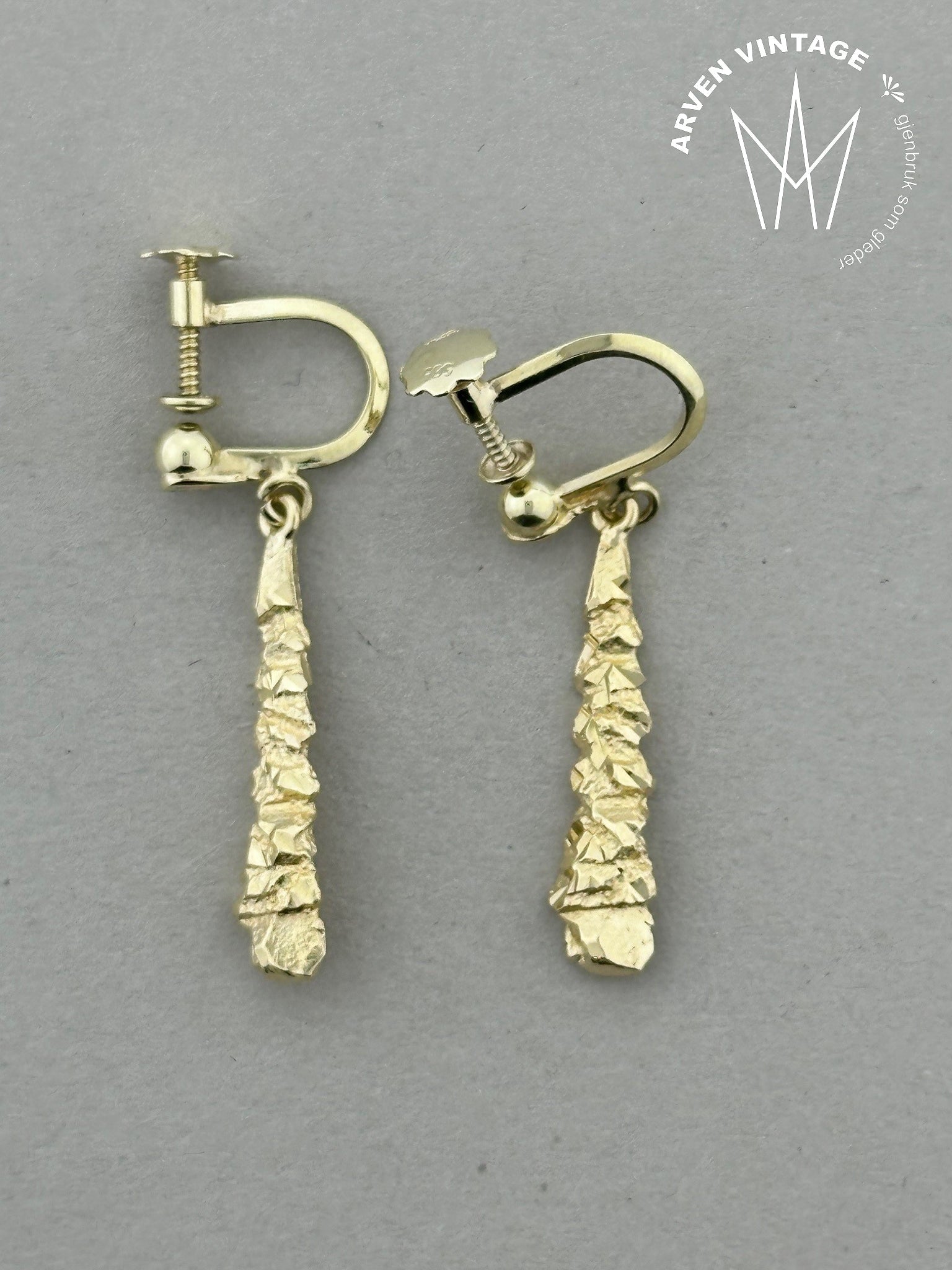 Vintage earrings yellow gold with screw fastening