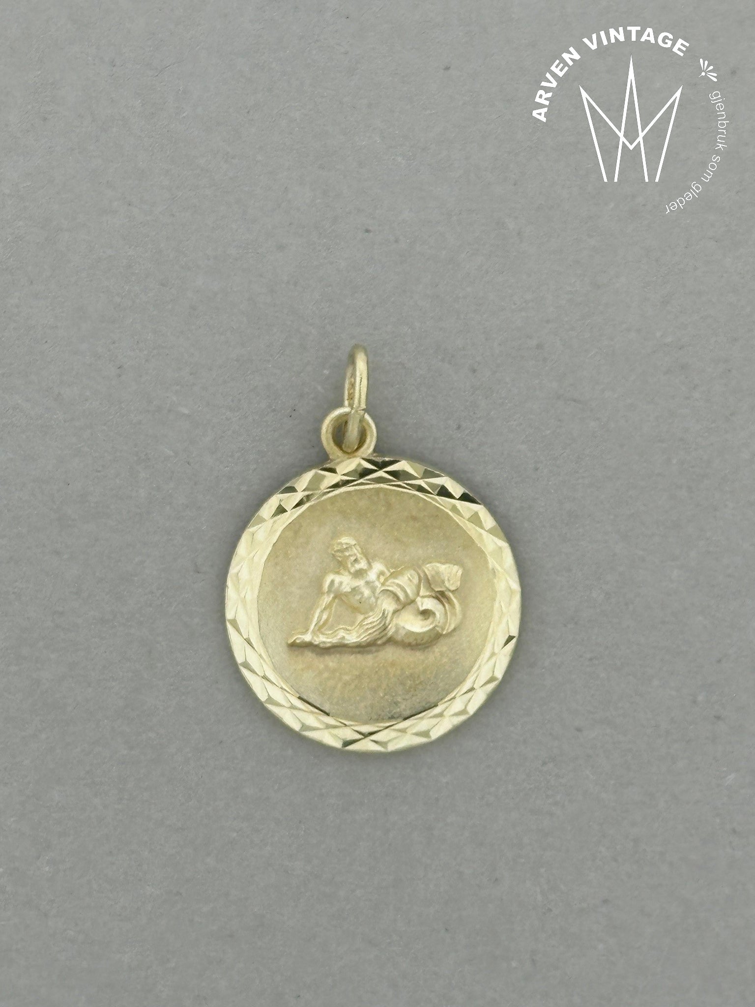 Vintage Aquarius pendant yellow gold