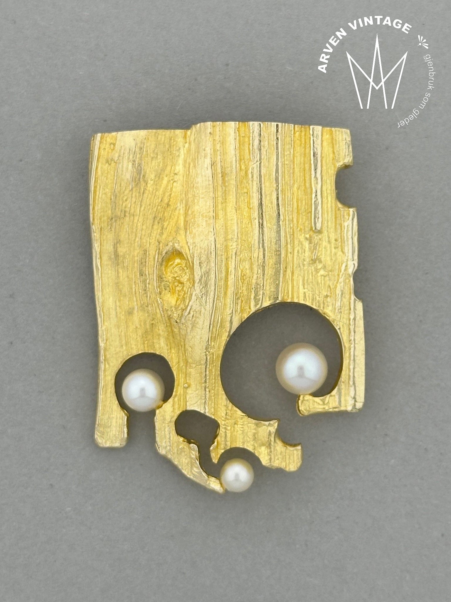 Vintage gold brooch with pearls