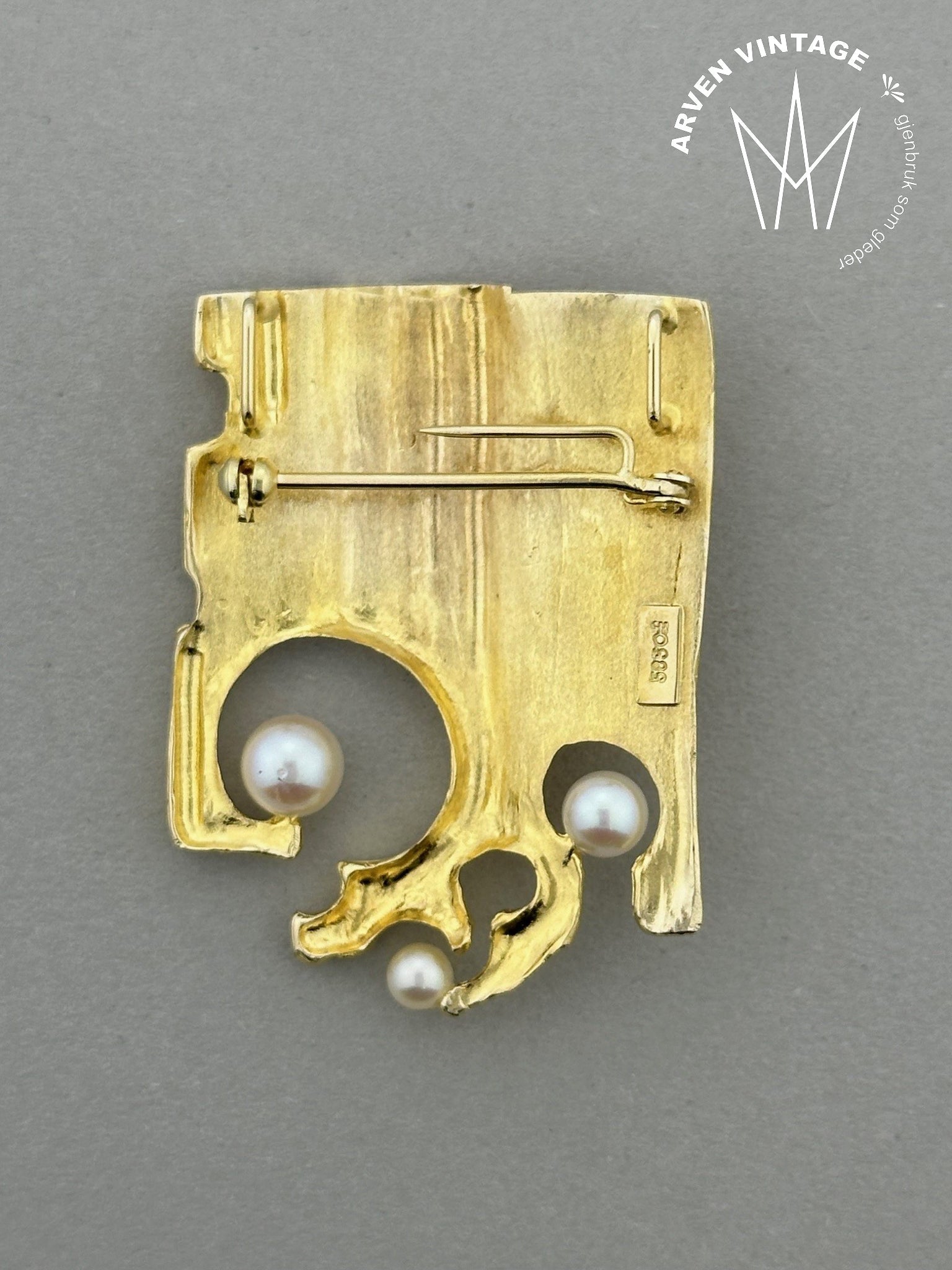 Vintage gold brooch with pearls