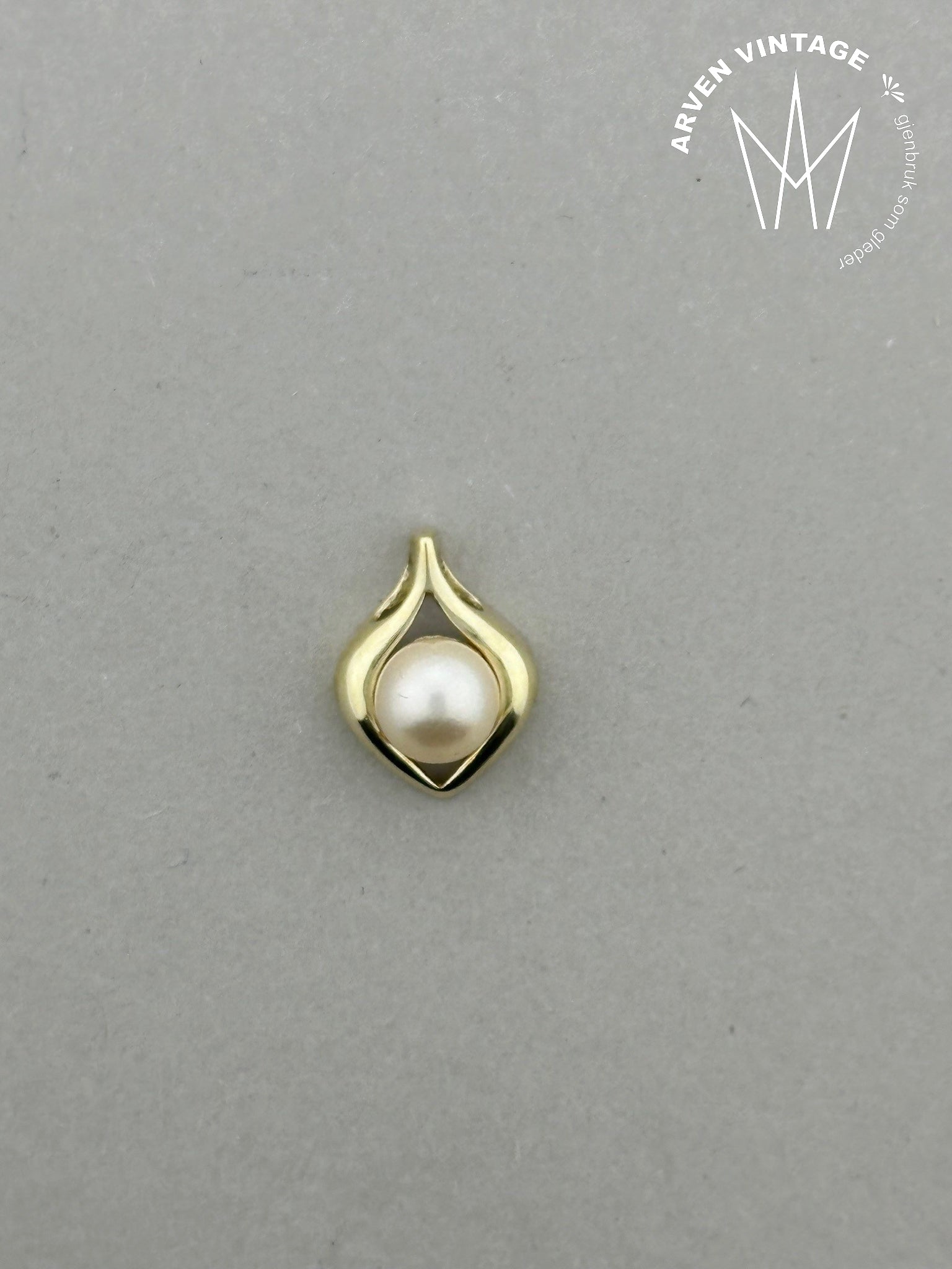 Vintage pearl pendant yellow gold