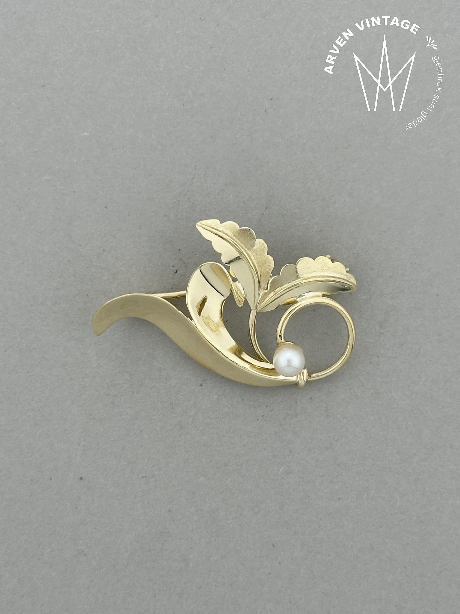 Vintage pearl brooch yellow gold