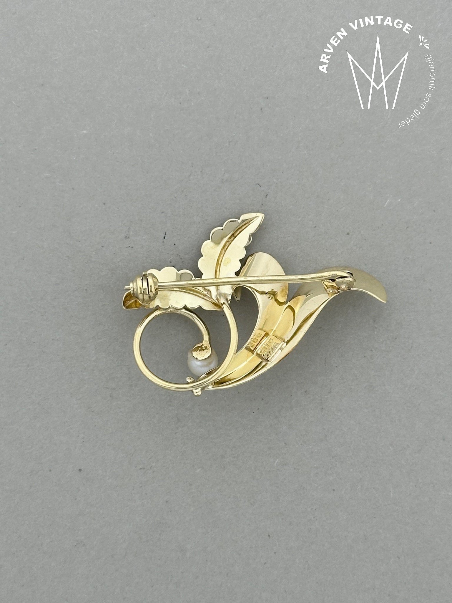 Vintage pearl brooch yellow gold