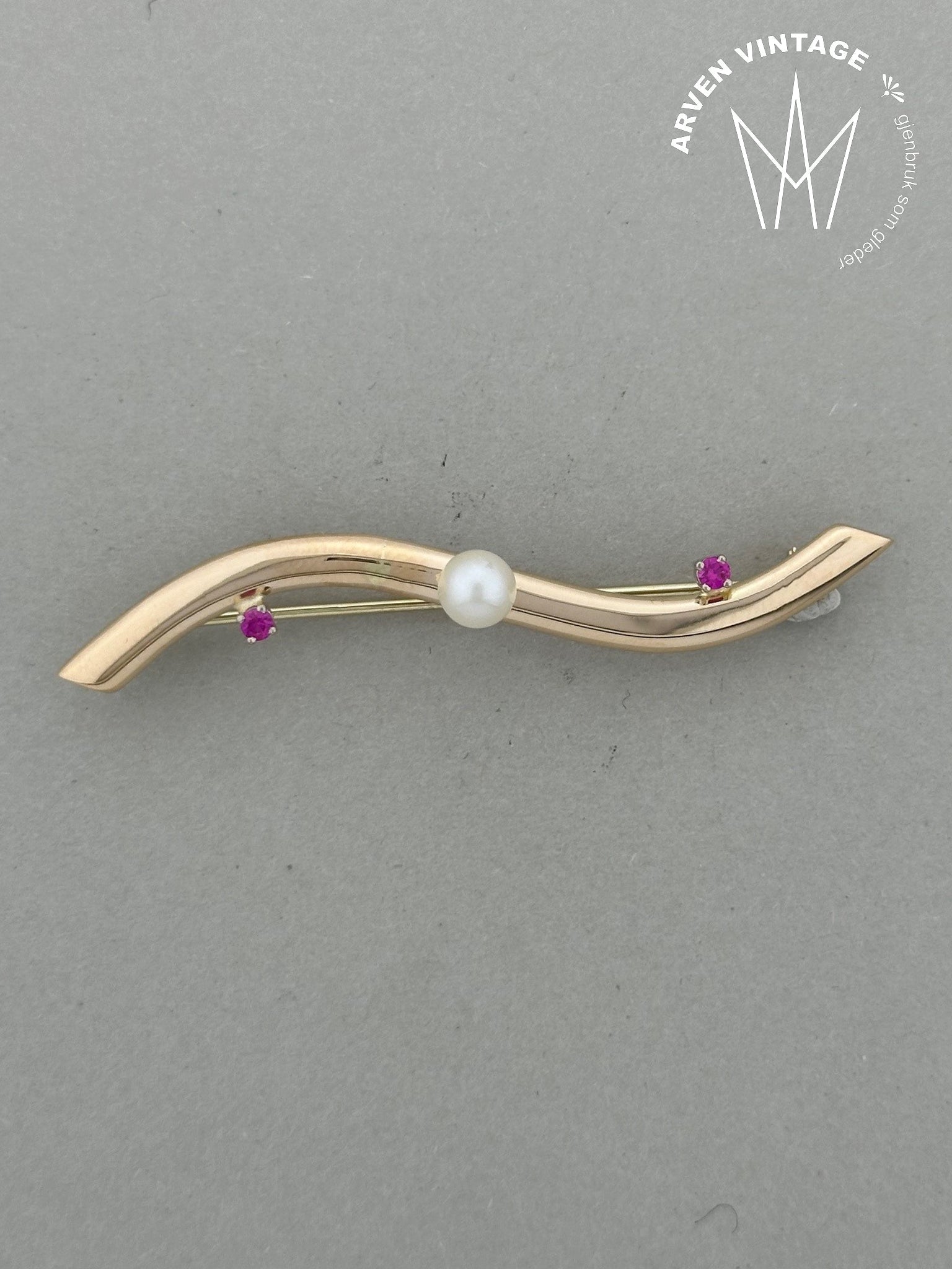 Vintage pearl brooch yellow gold