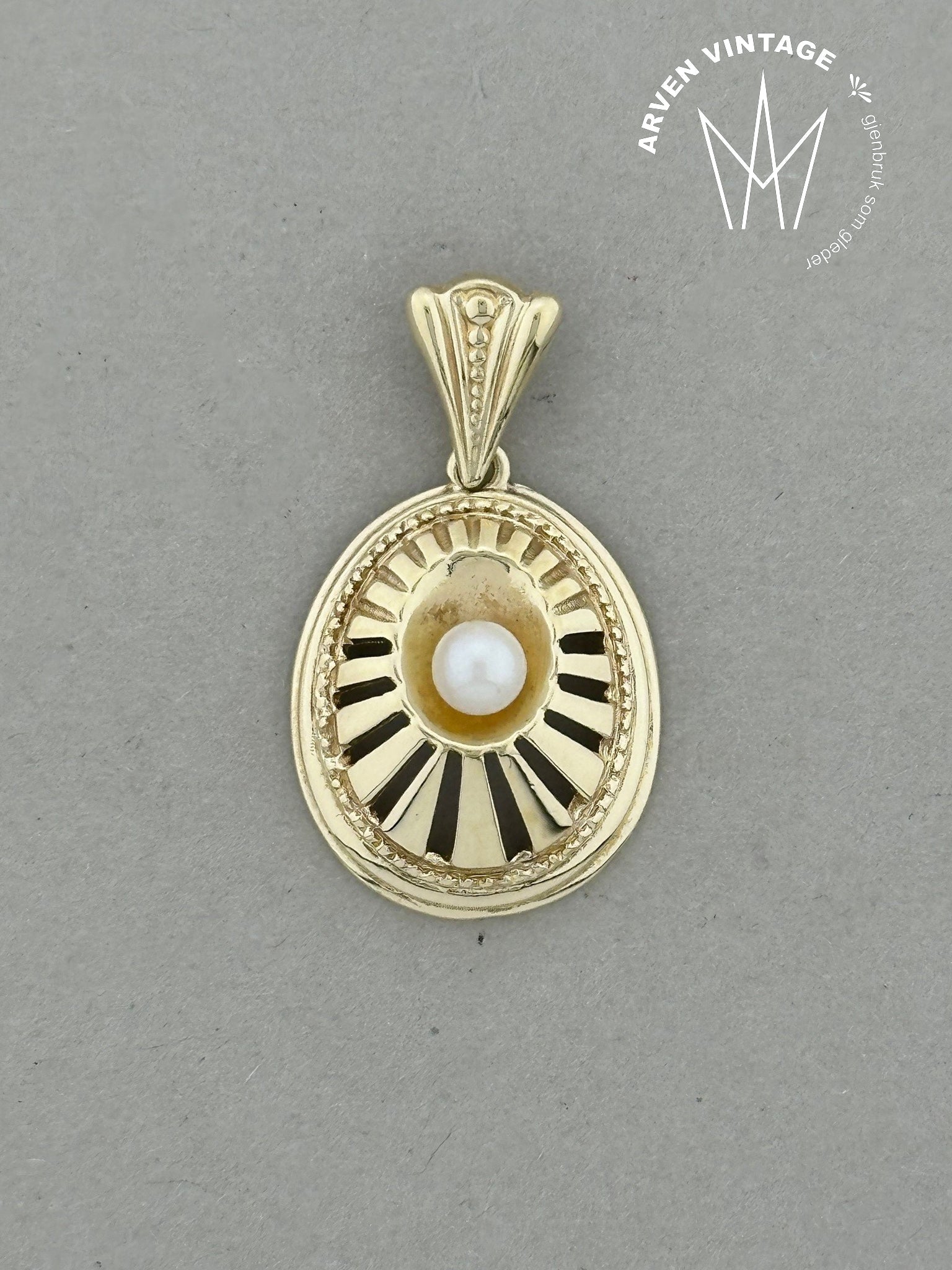Vintage pearl pendant yellow gold