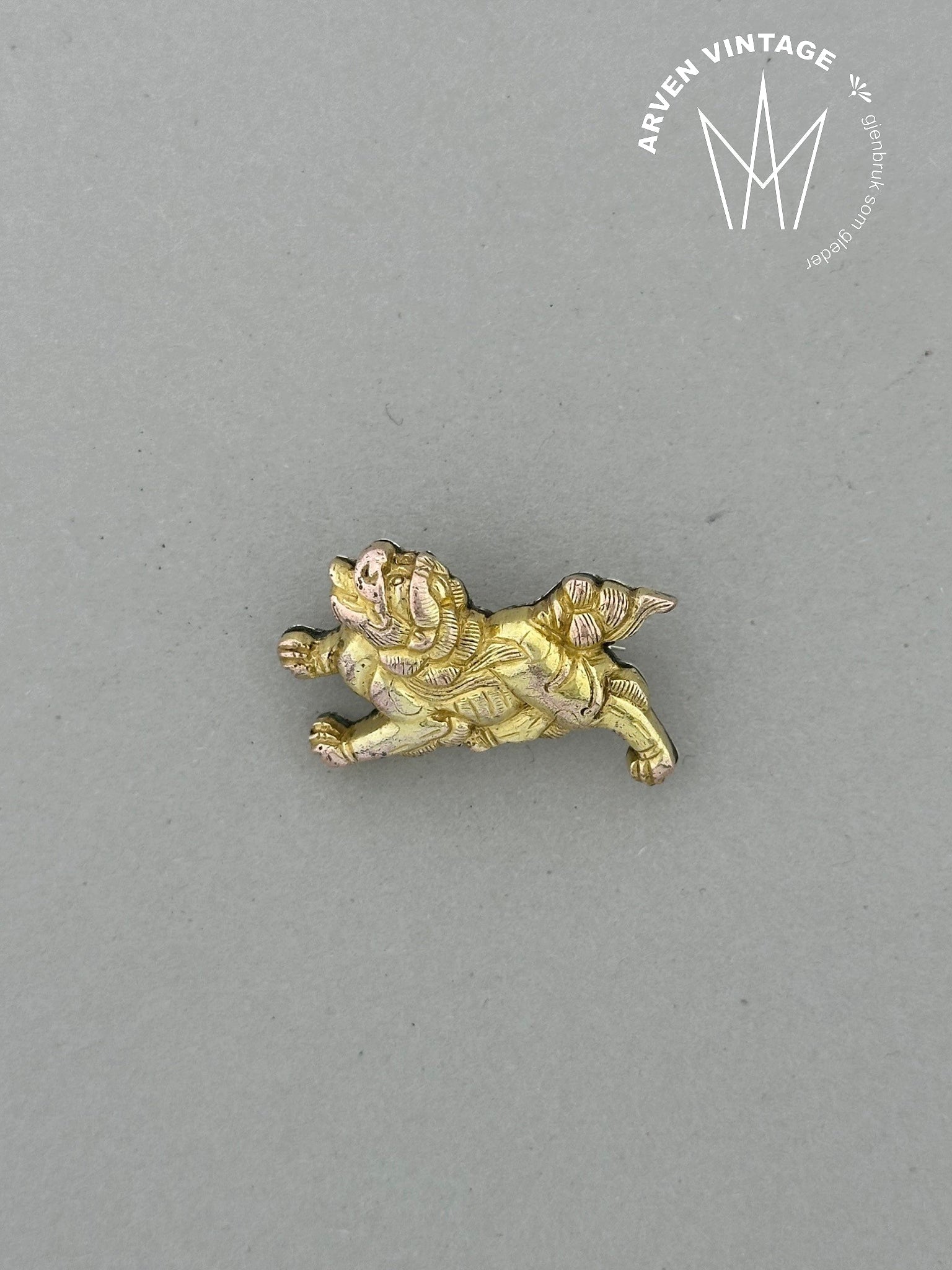 Vintage gold plated silver lion brooch
