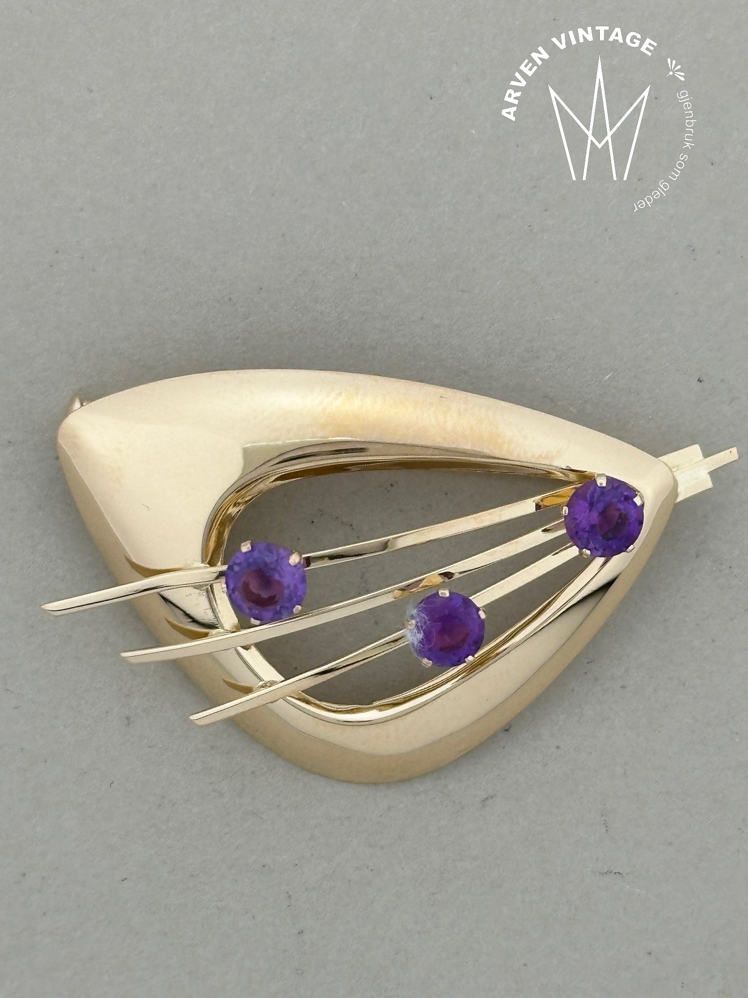 Vintage brooch yellow gold with purple stones