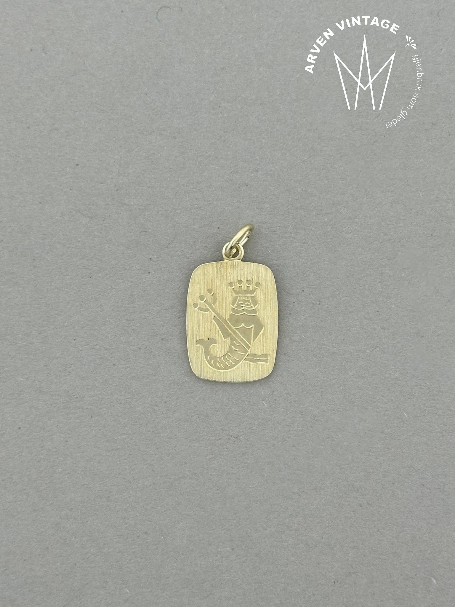 Vintage Aquarius pendant yellow gold