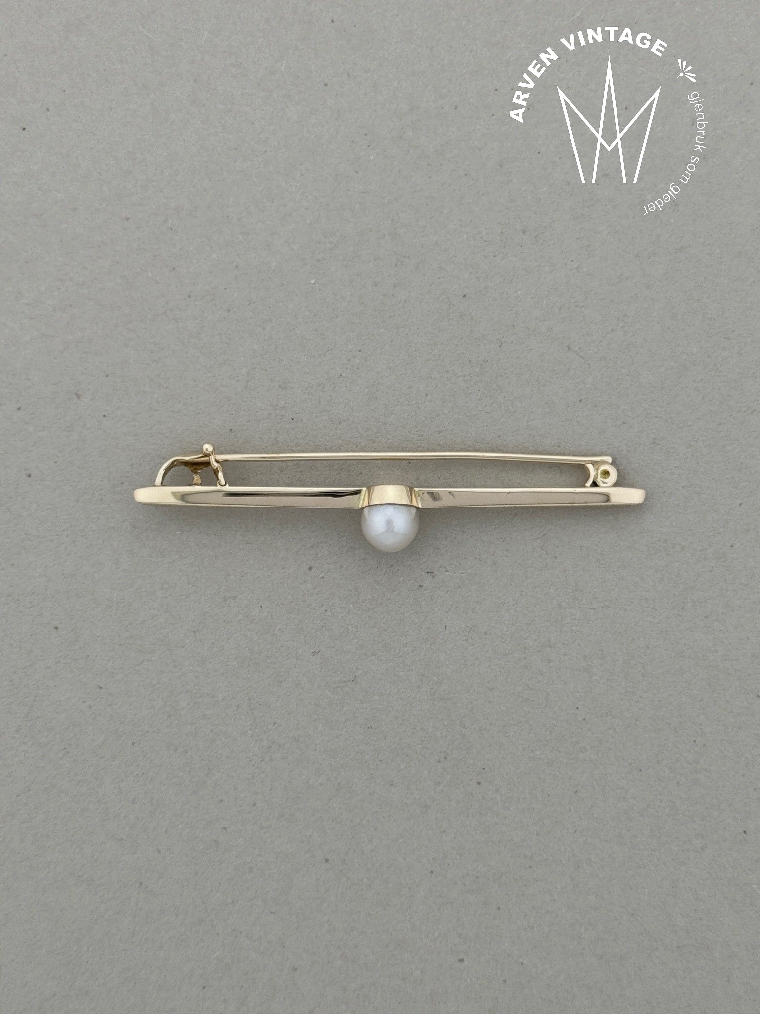 Vintage pin with pearl yellow gold 18K