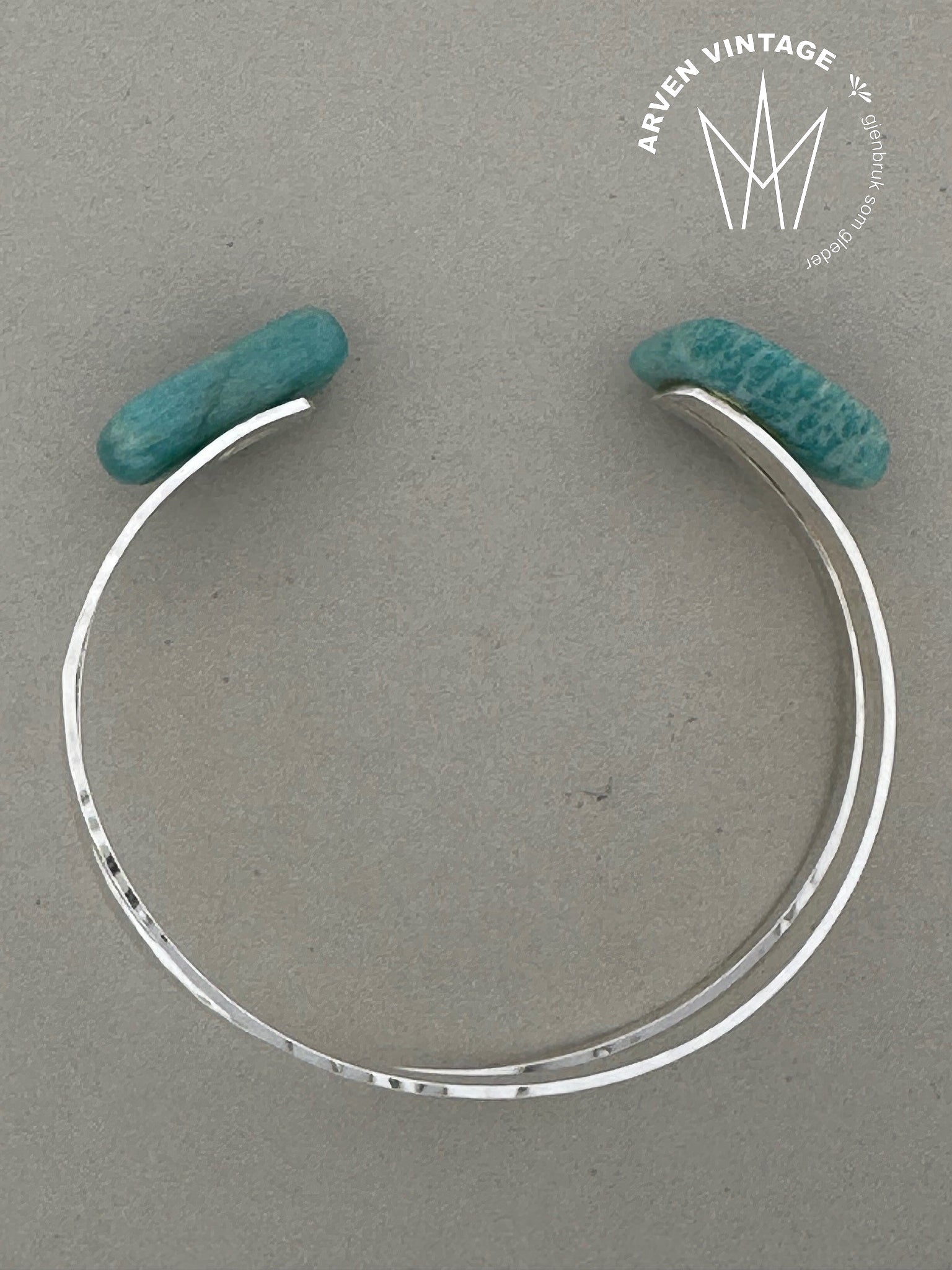 Vintage bangle in silver with stones