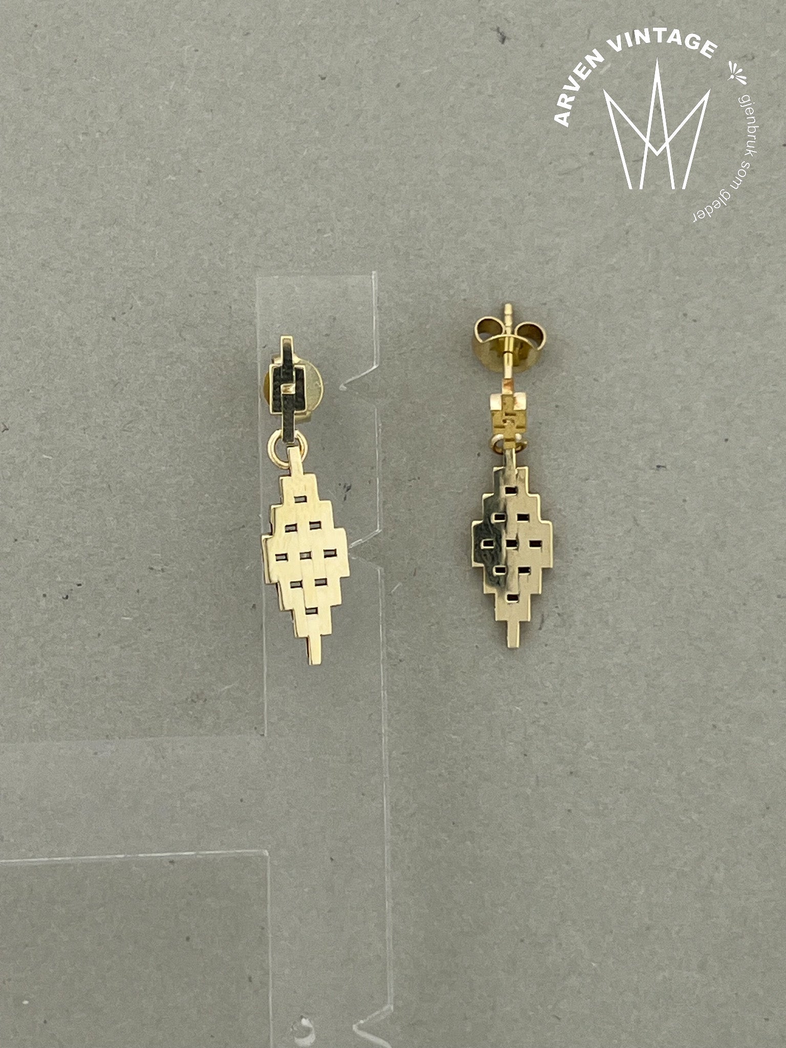 Vintage earrings in yellow gold