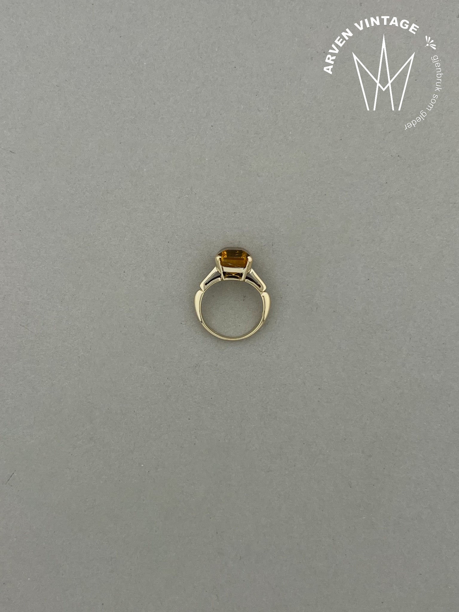 Vintage ring i gult gull med sten str 49