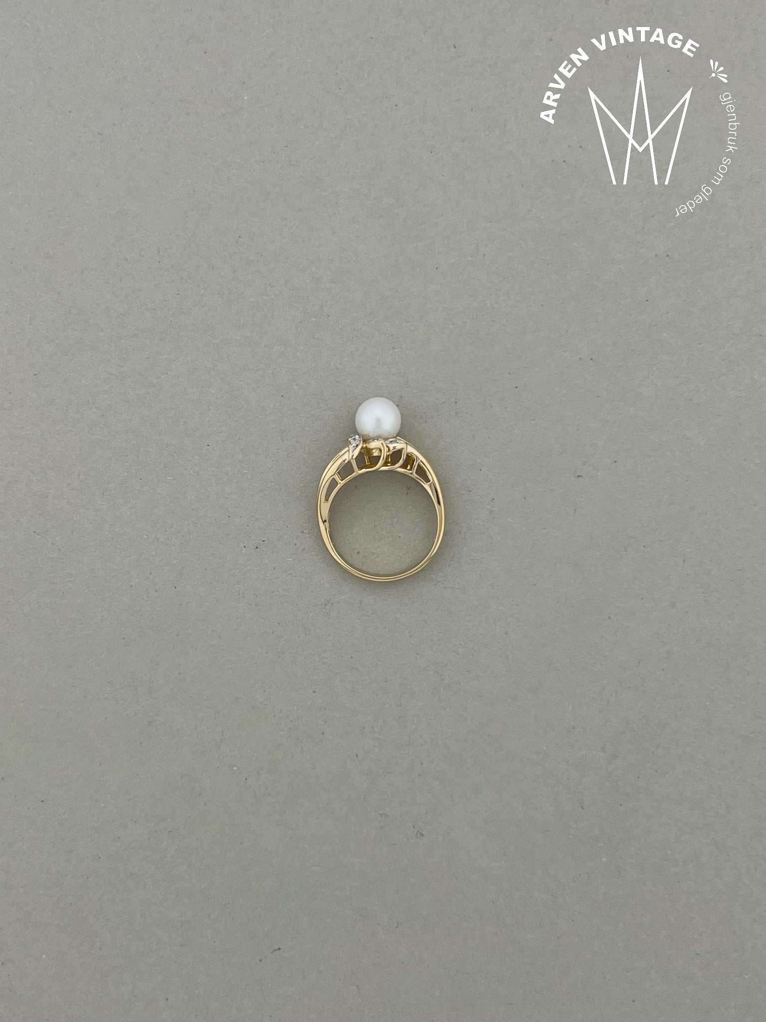 Vintage diamantring i gult gull str 52