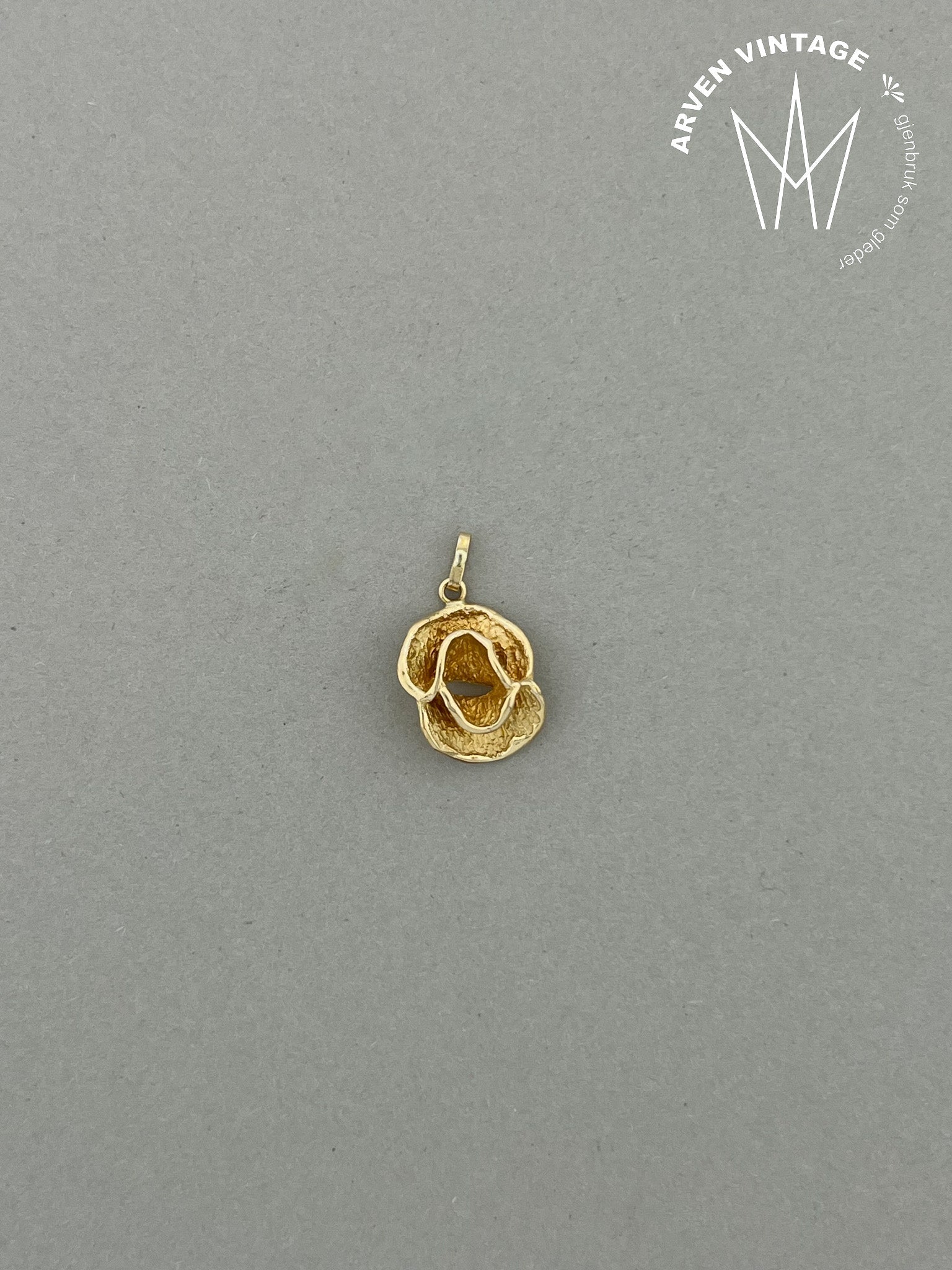 Vintage pendant yellow gold