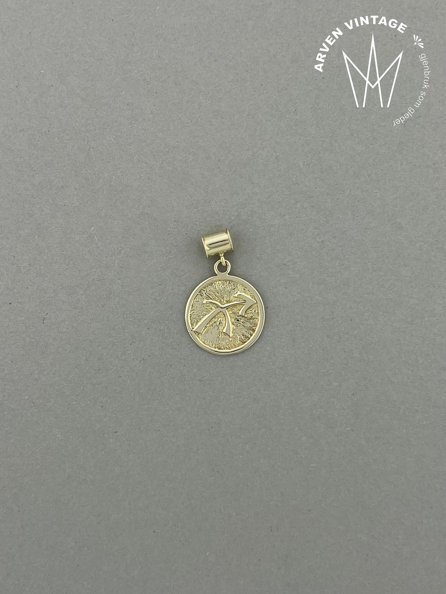 Vintage Sagittarius pendant yellow gold