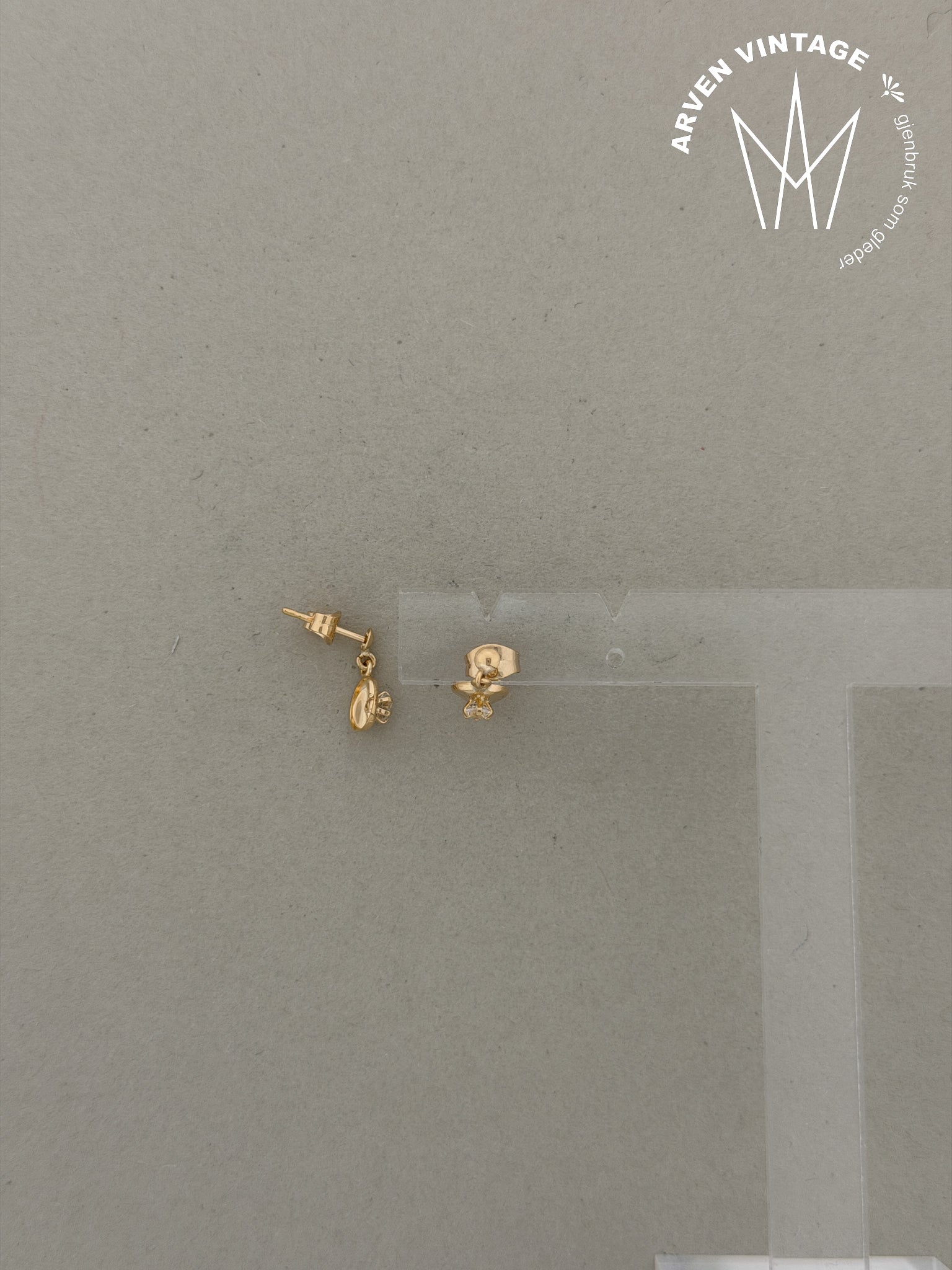 Vintage ørepynt gult gull med blank sten