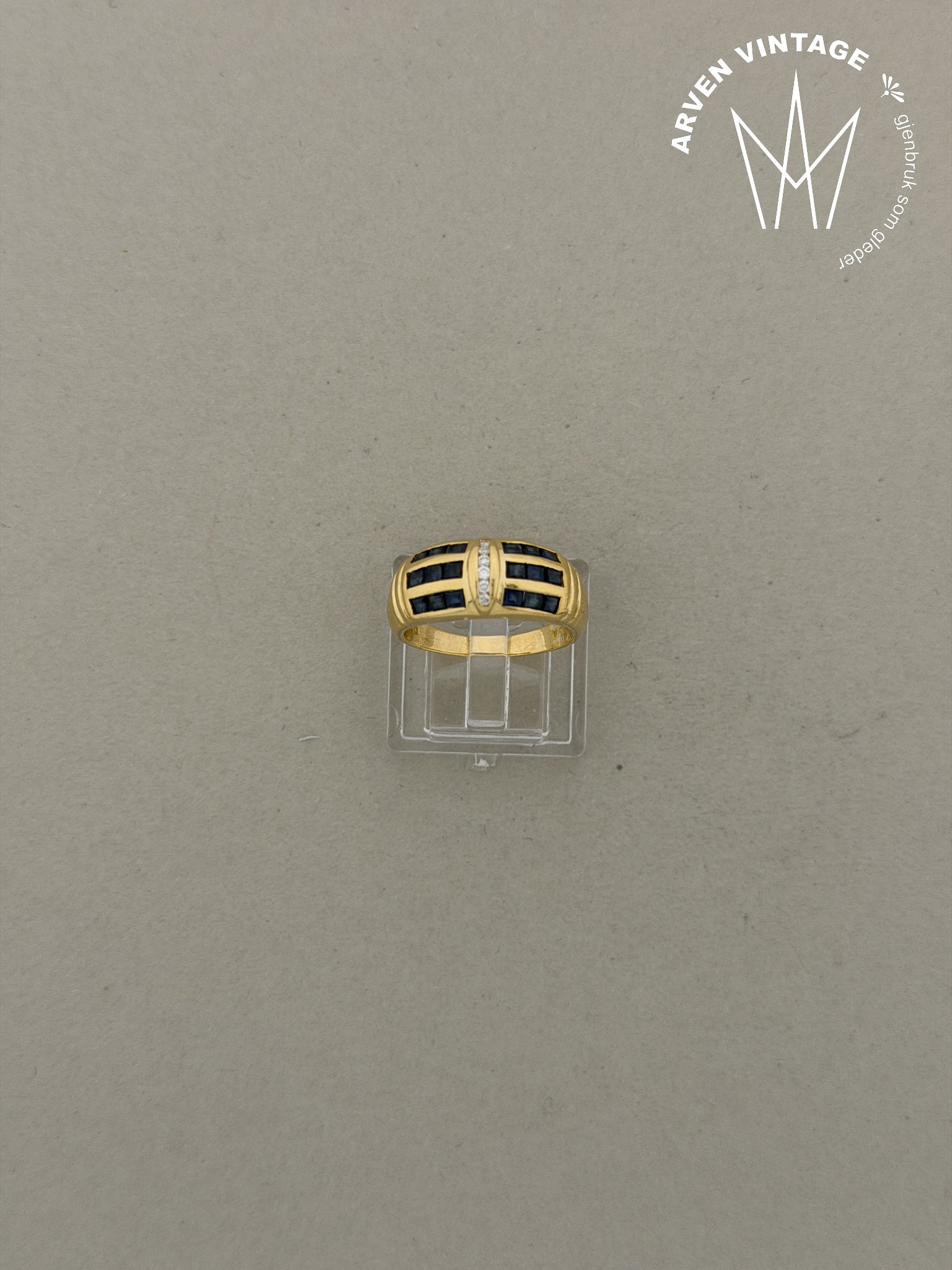 Vintage diamantring 18K gult gull str 53 med blå stener