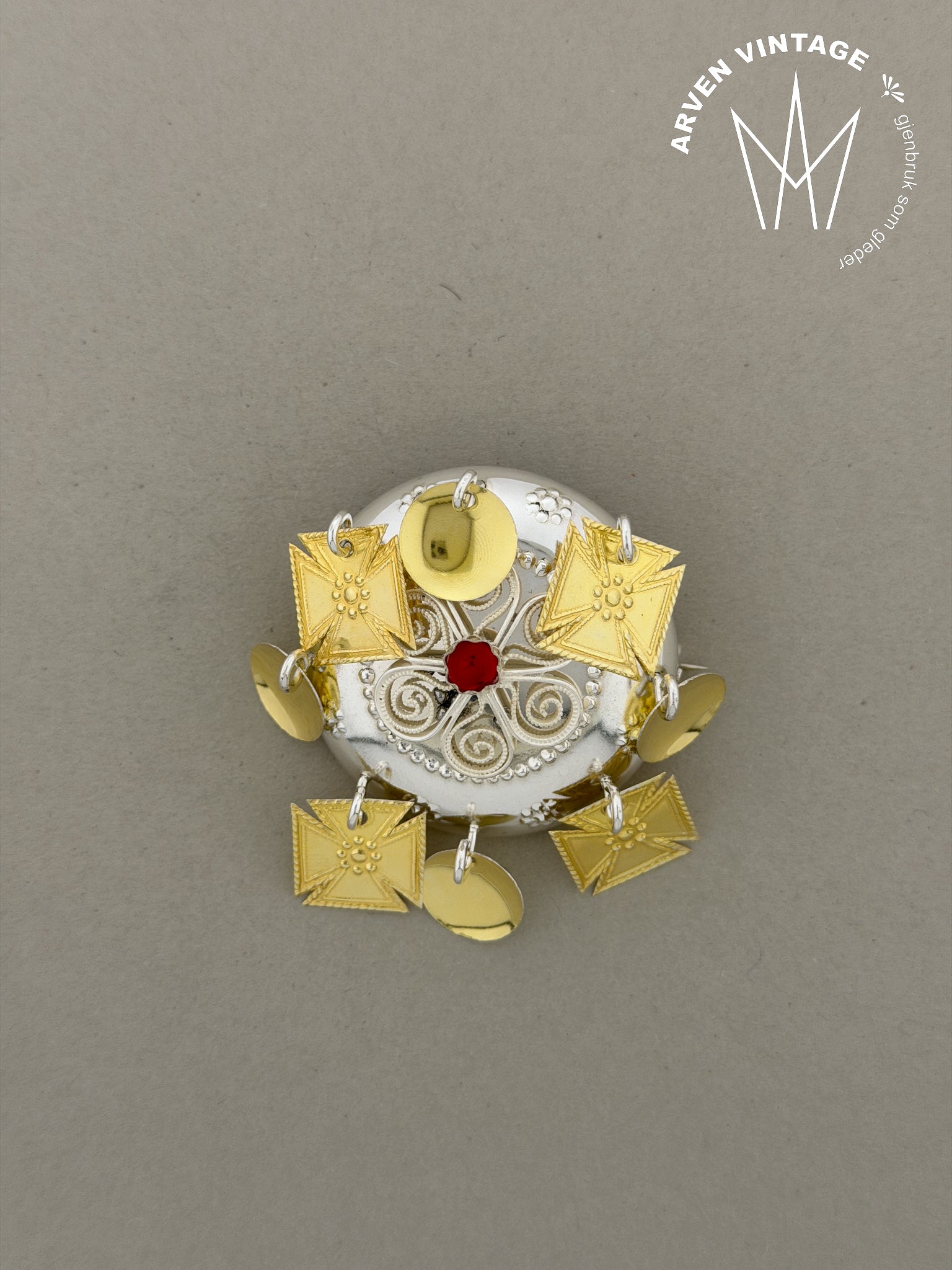 Vintage sølje med rød stein