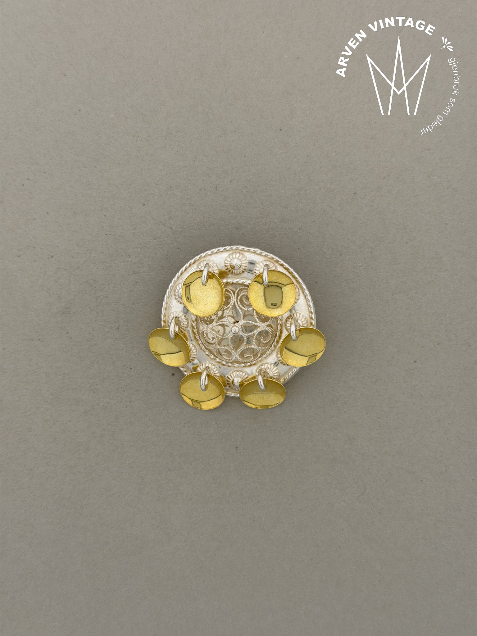 Vintage sølje med forgylte løv