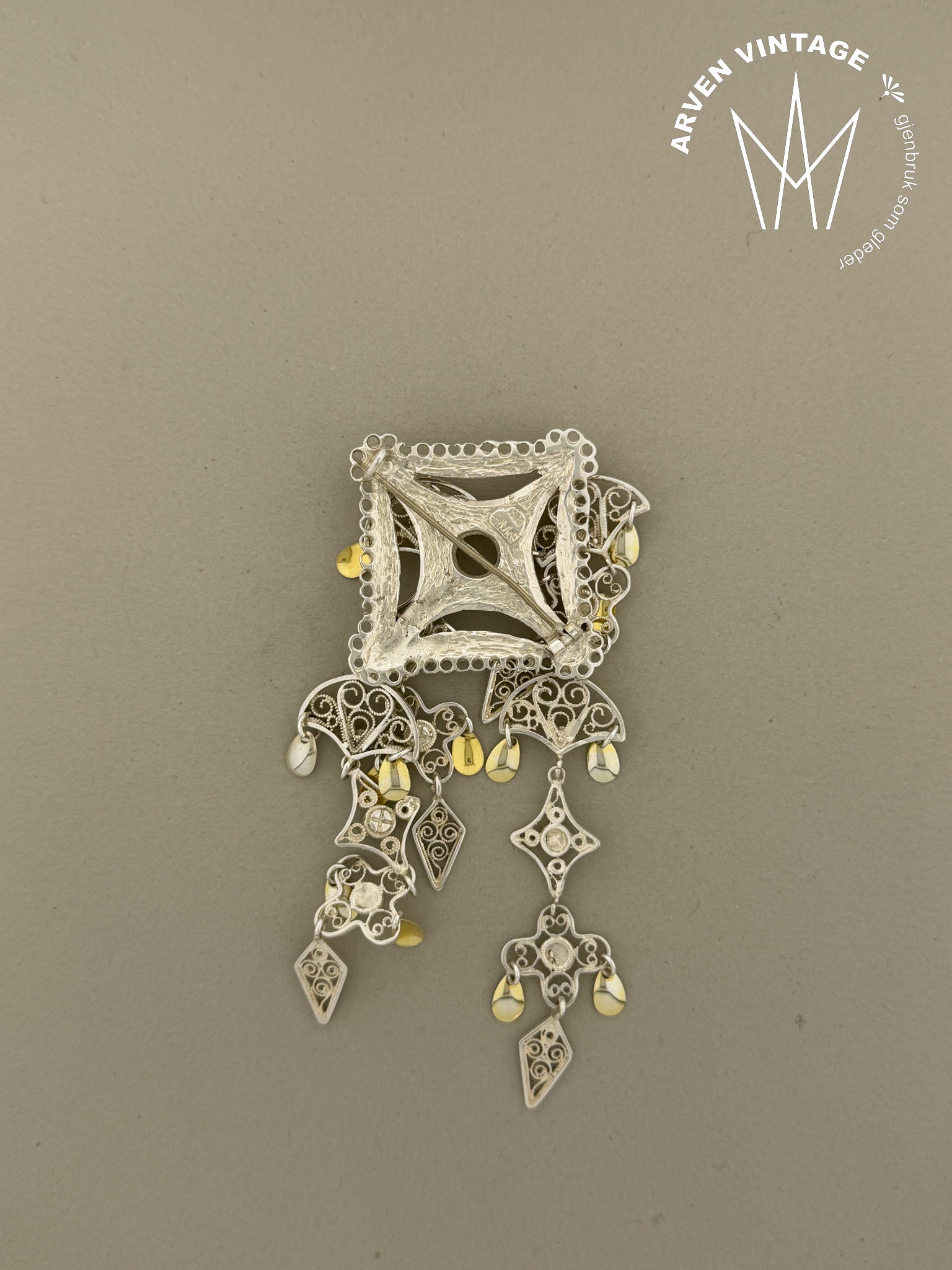 Vintage sølje med forgylte løv Bergensbunad