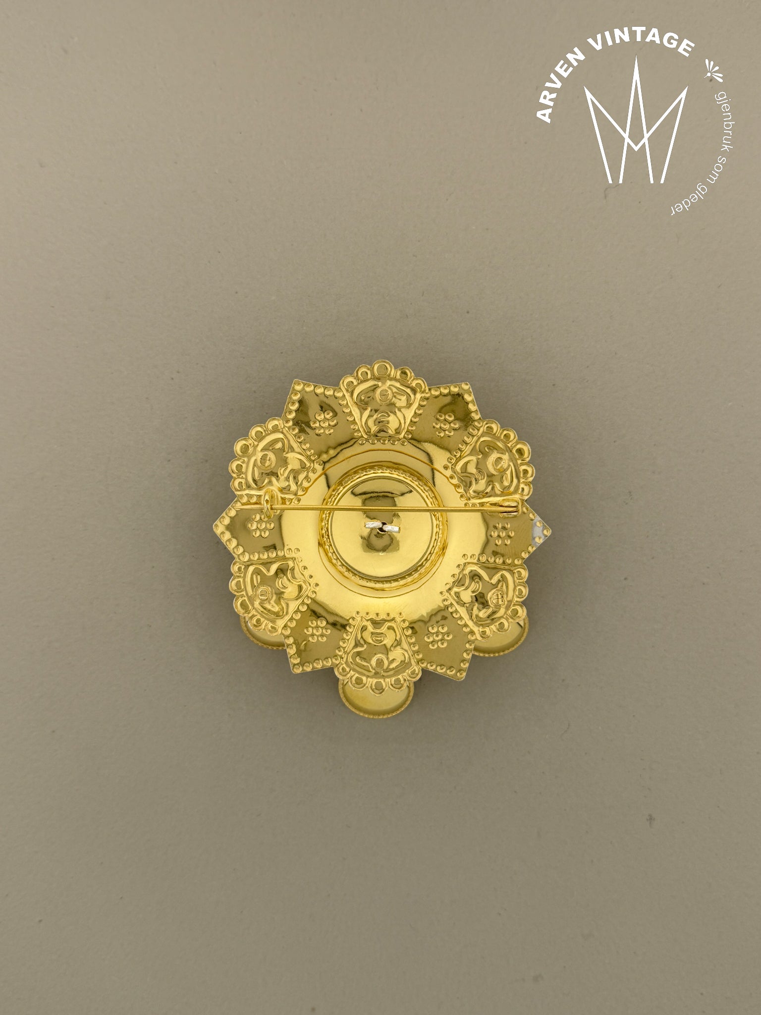 Vintage forgylt ansiktssølje med rød stein