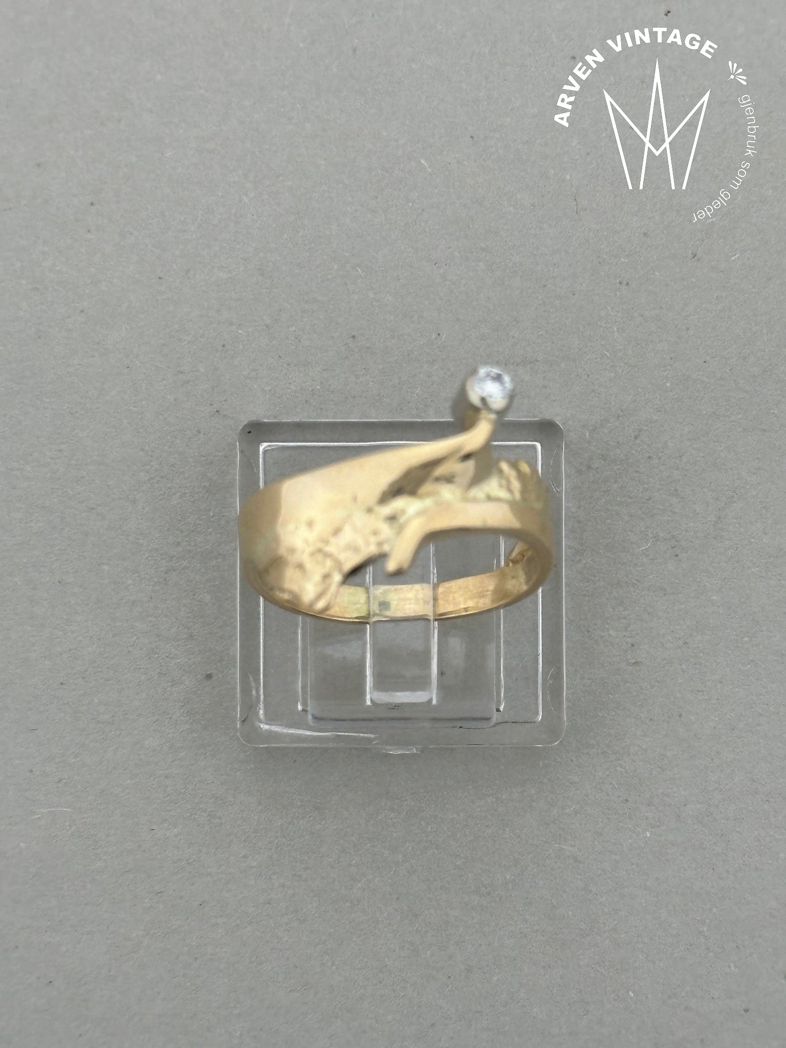 Vintage diamantring i gult gull str53