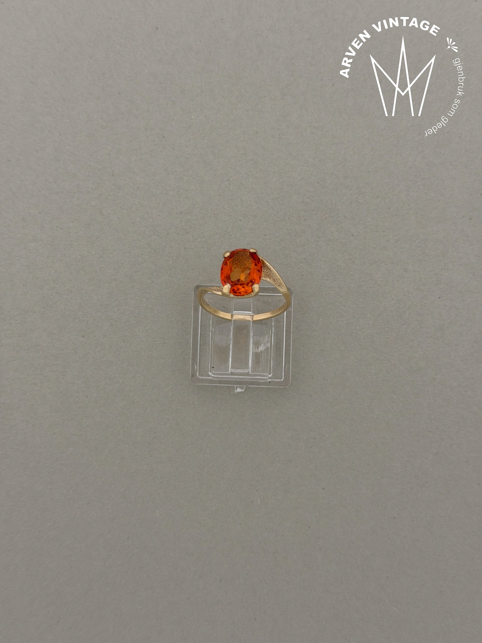 Vintage ring i gult gull med oransje sten str 52