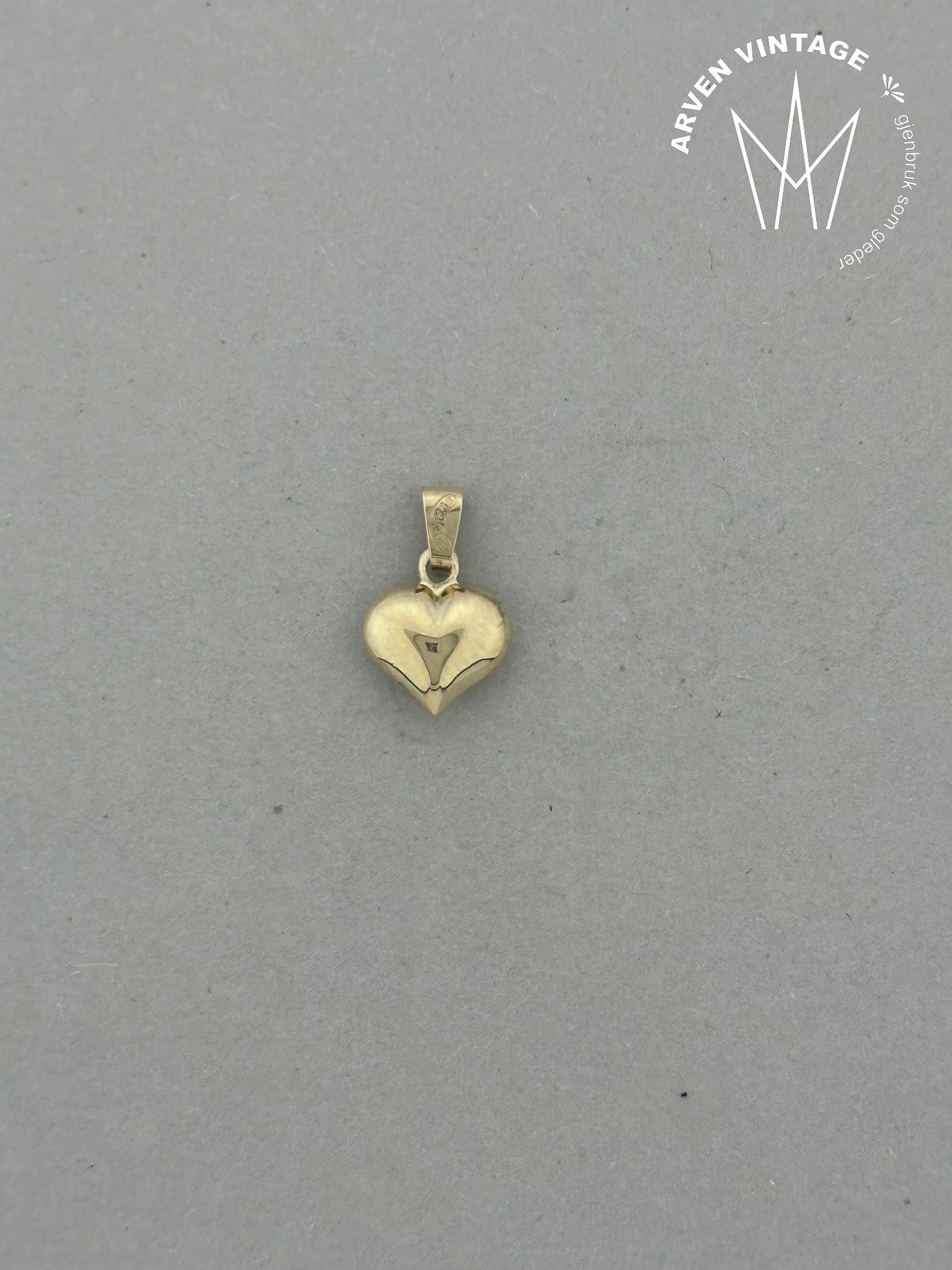 Vintage hjerteanheng i gult gull