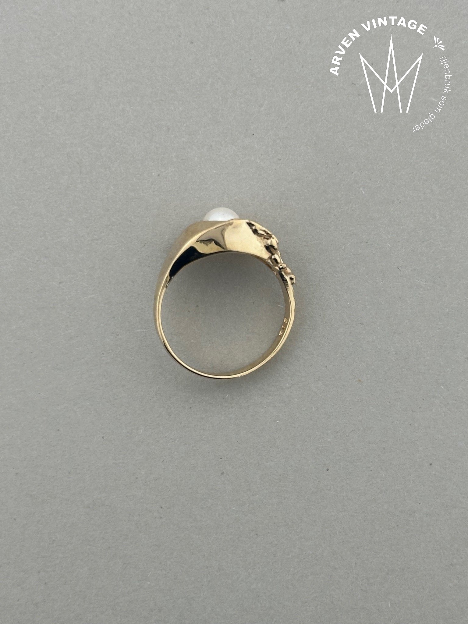 Vintage perlering i gult gull str 52