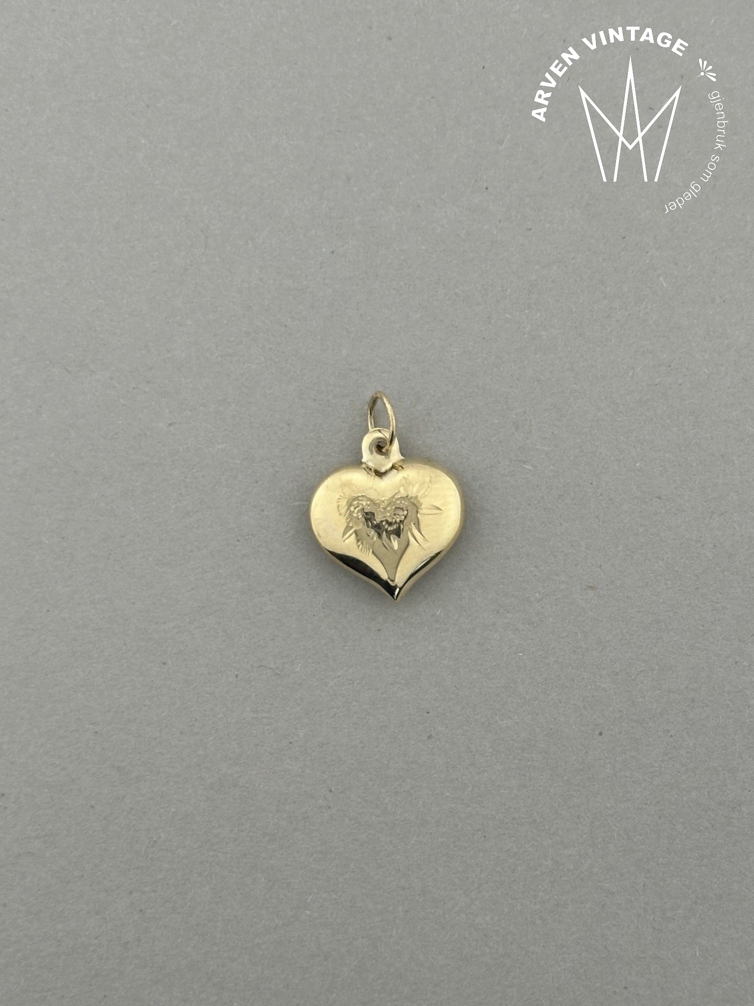 Vintage hjerteanheng i gult gull