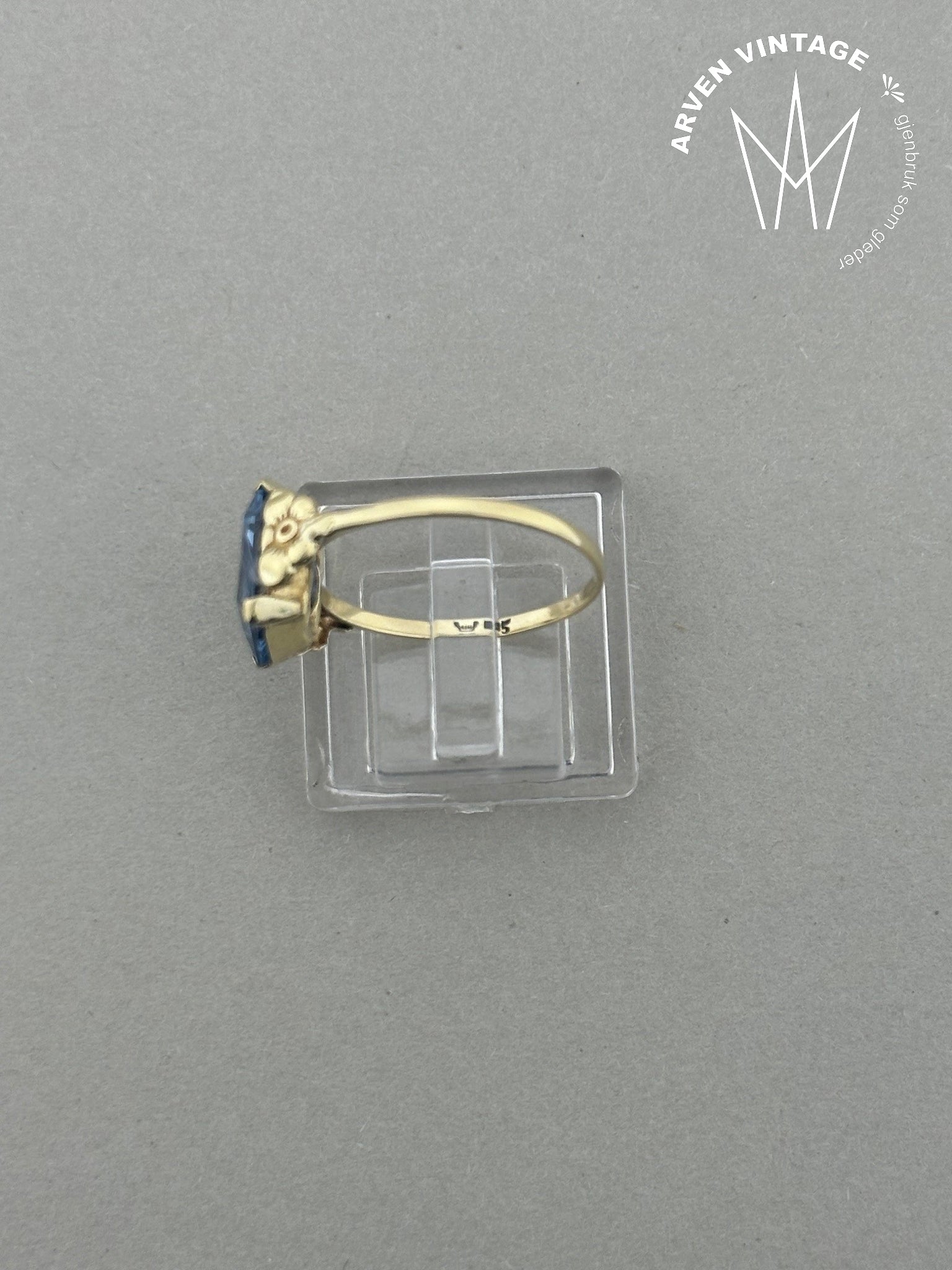 Vintage ring i gult gull med blå sten str55