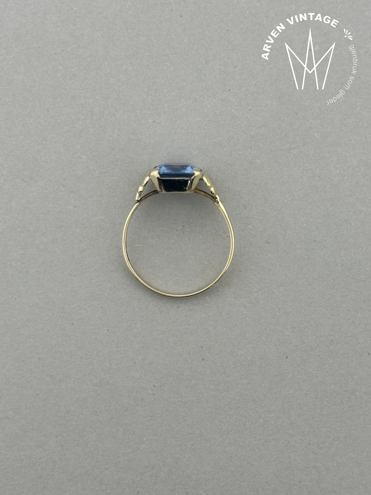 Vintage ring i gult gull med blå sten str55