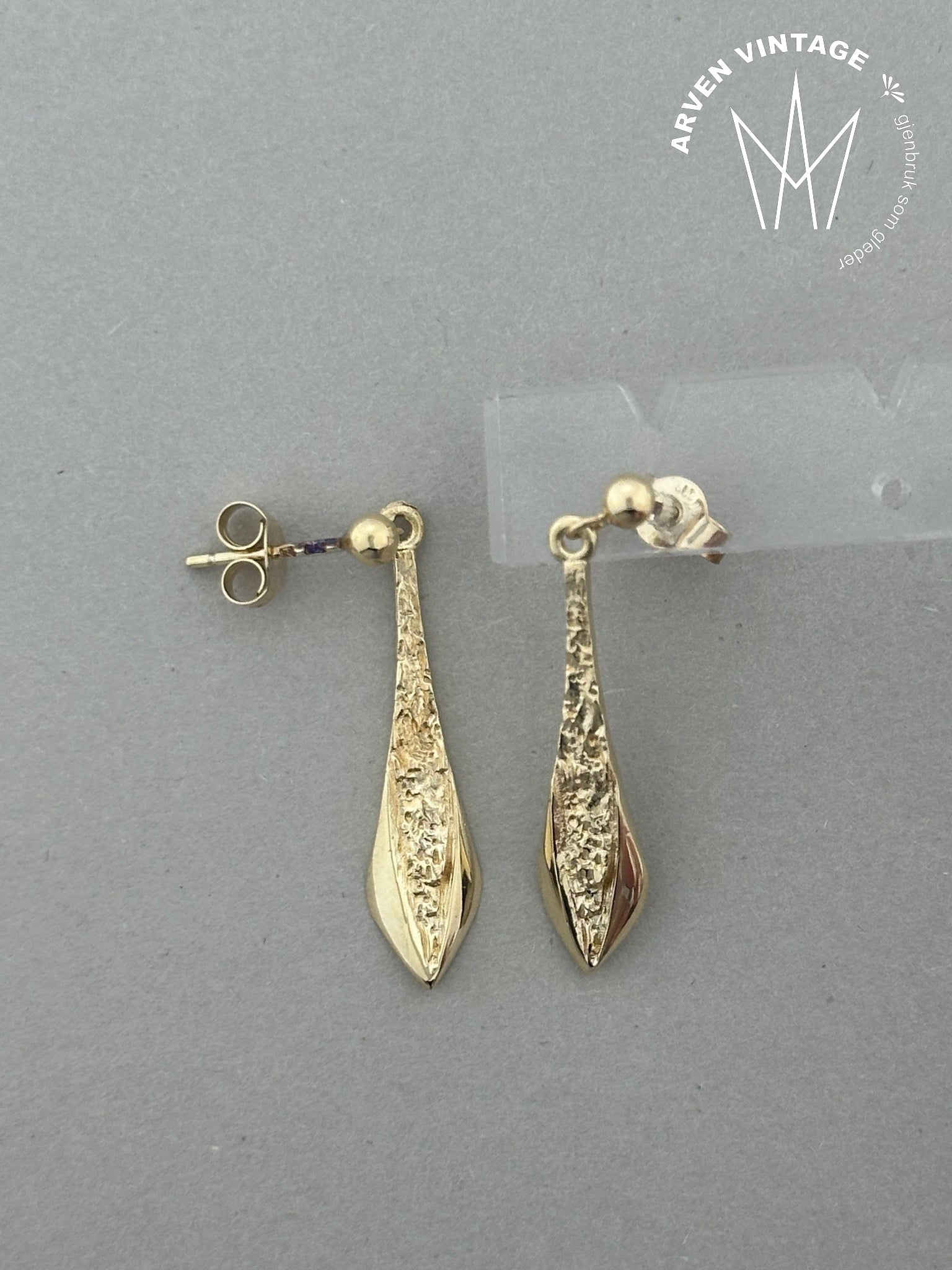 Vintage ørepynt i gult gull