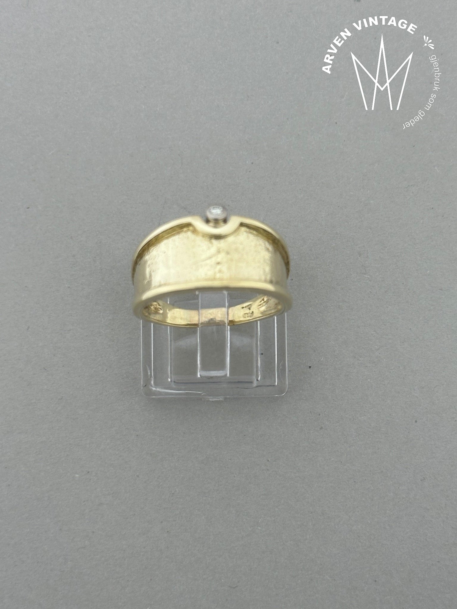 Vintage diamantring i gult gull str 59