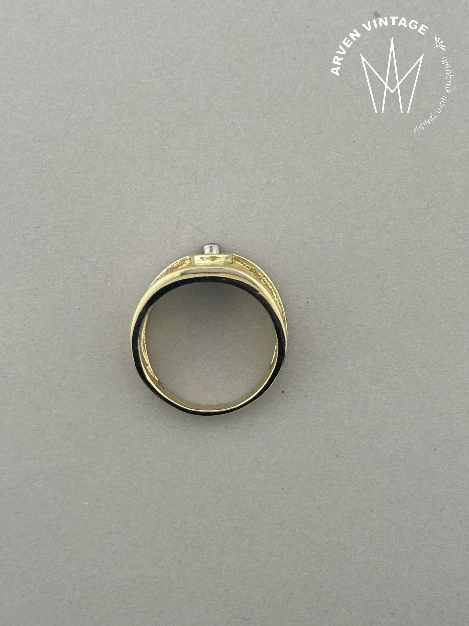 Vintage diamantring i gult gull str 59